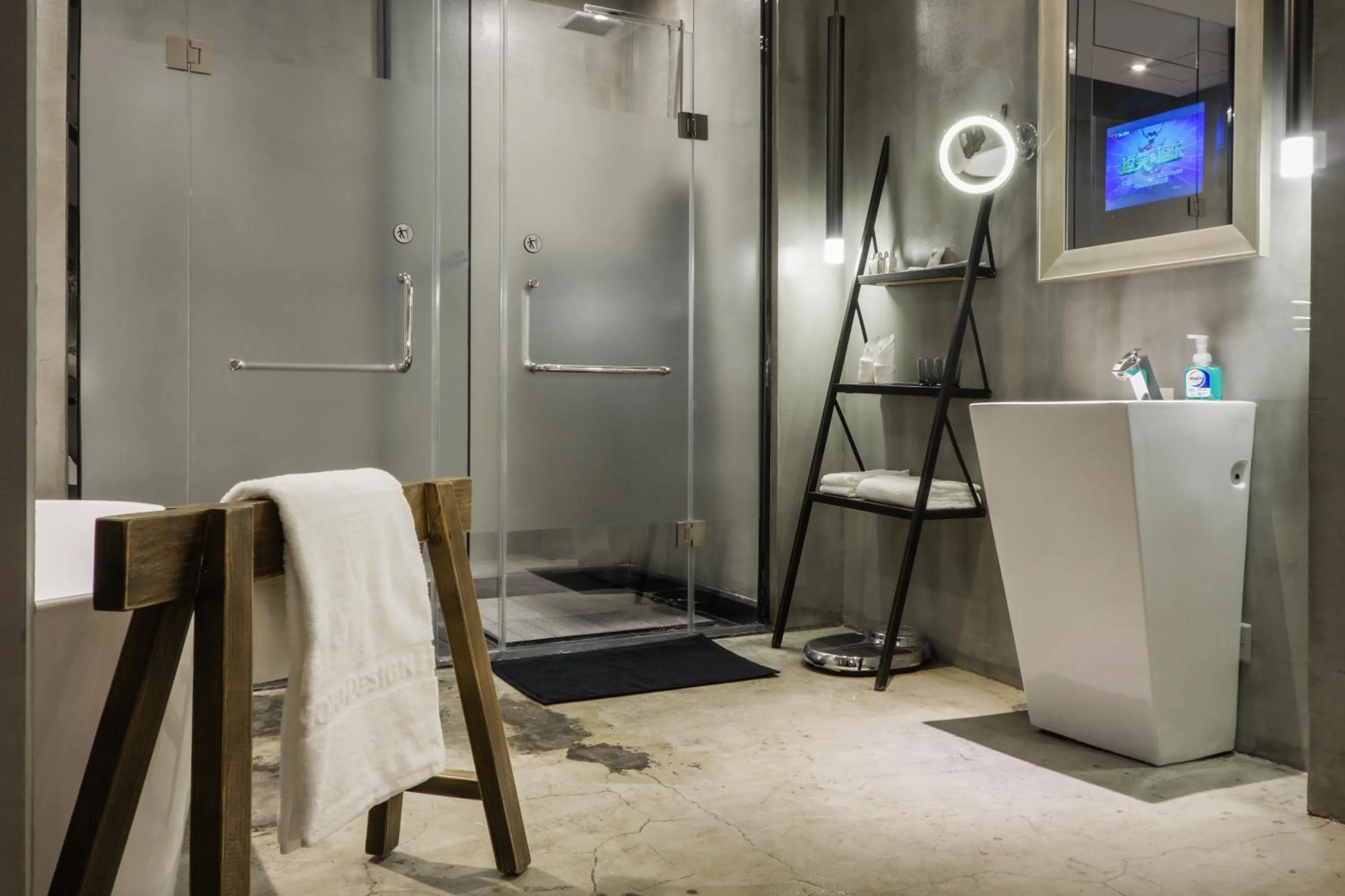 Shower in Time Tunnel Designer Hotel Xi'an