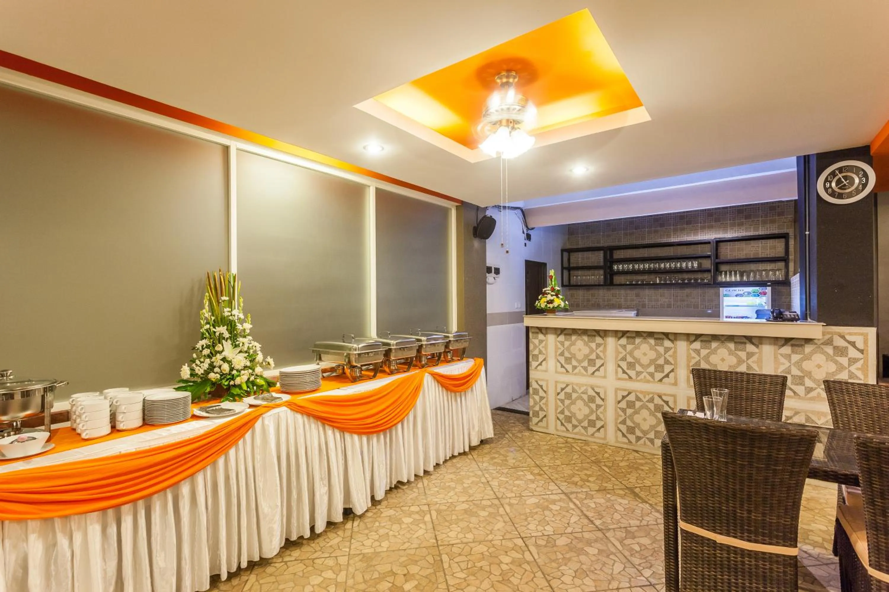Restaurant/places to eat in Mahatma Residence