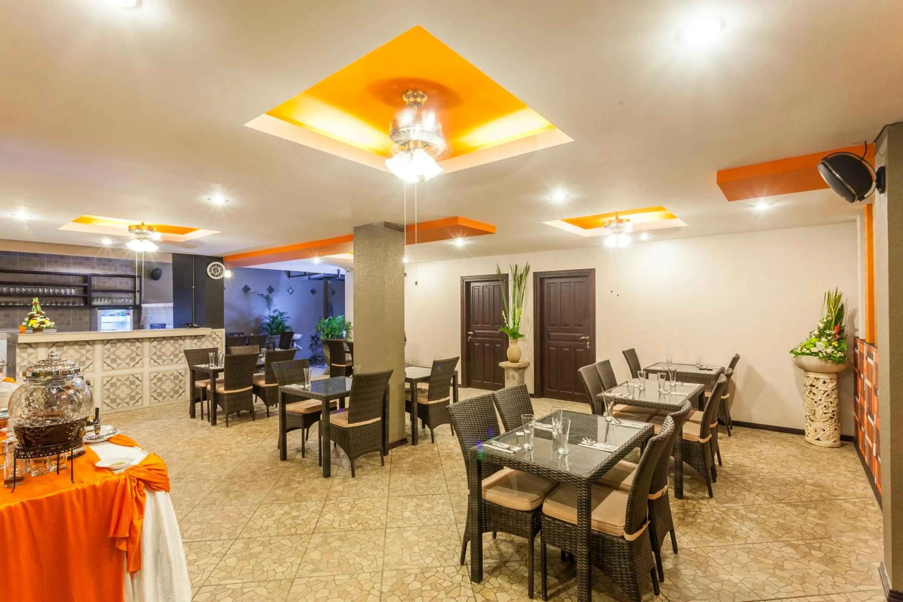 Restaurant/Places to Eat in Mahatma Residence