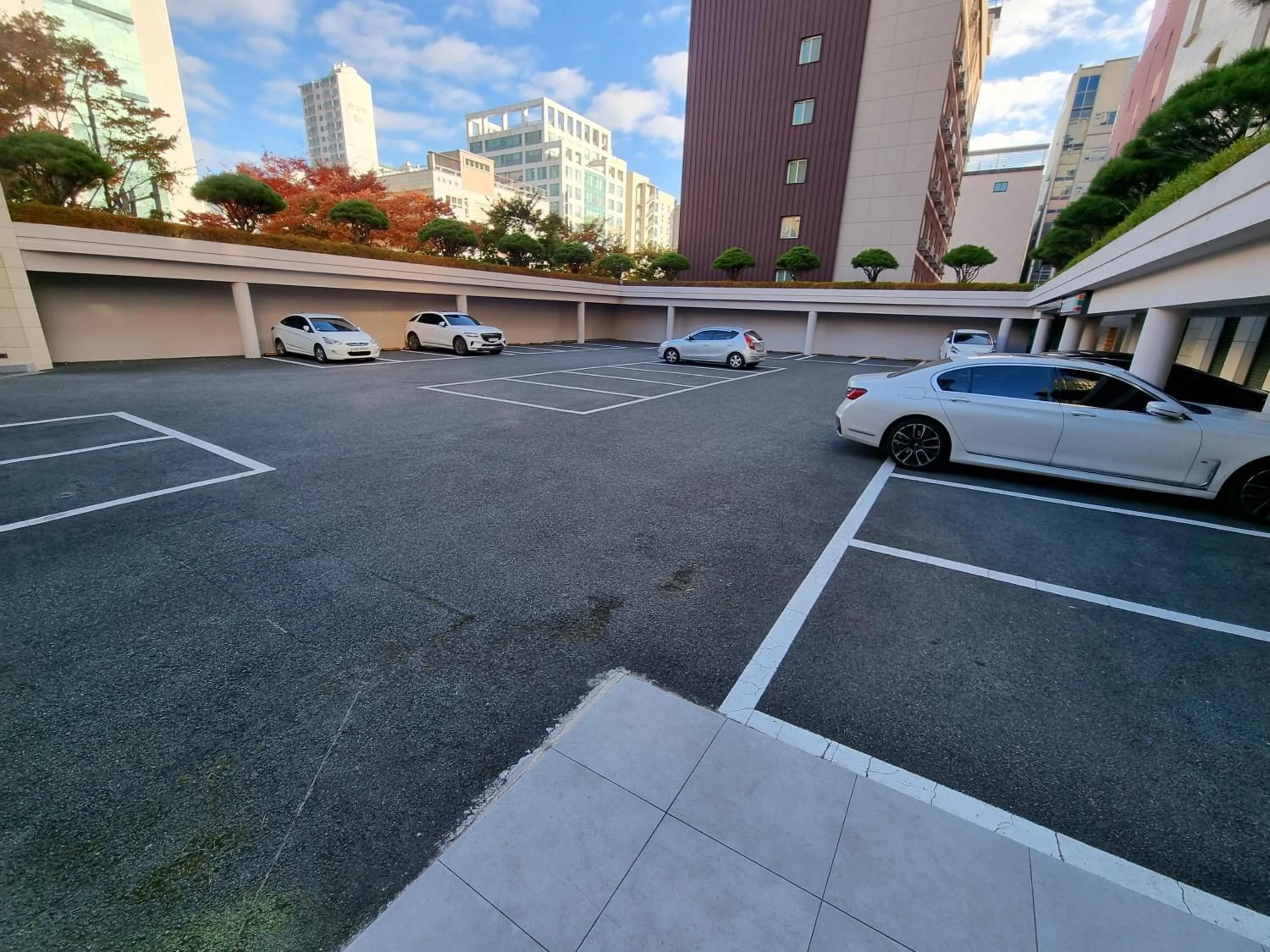 Parking in Pinegrove Hotel