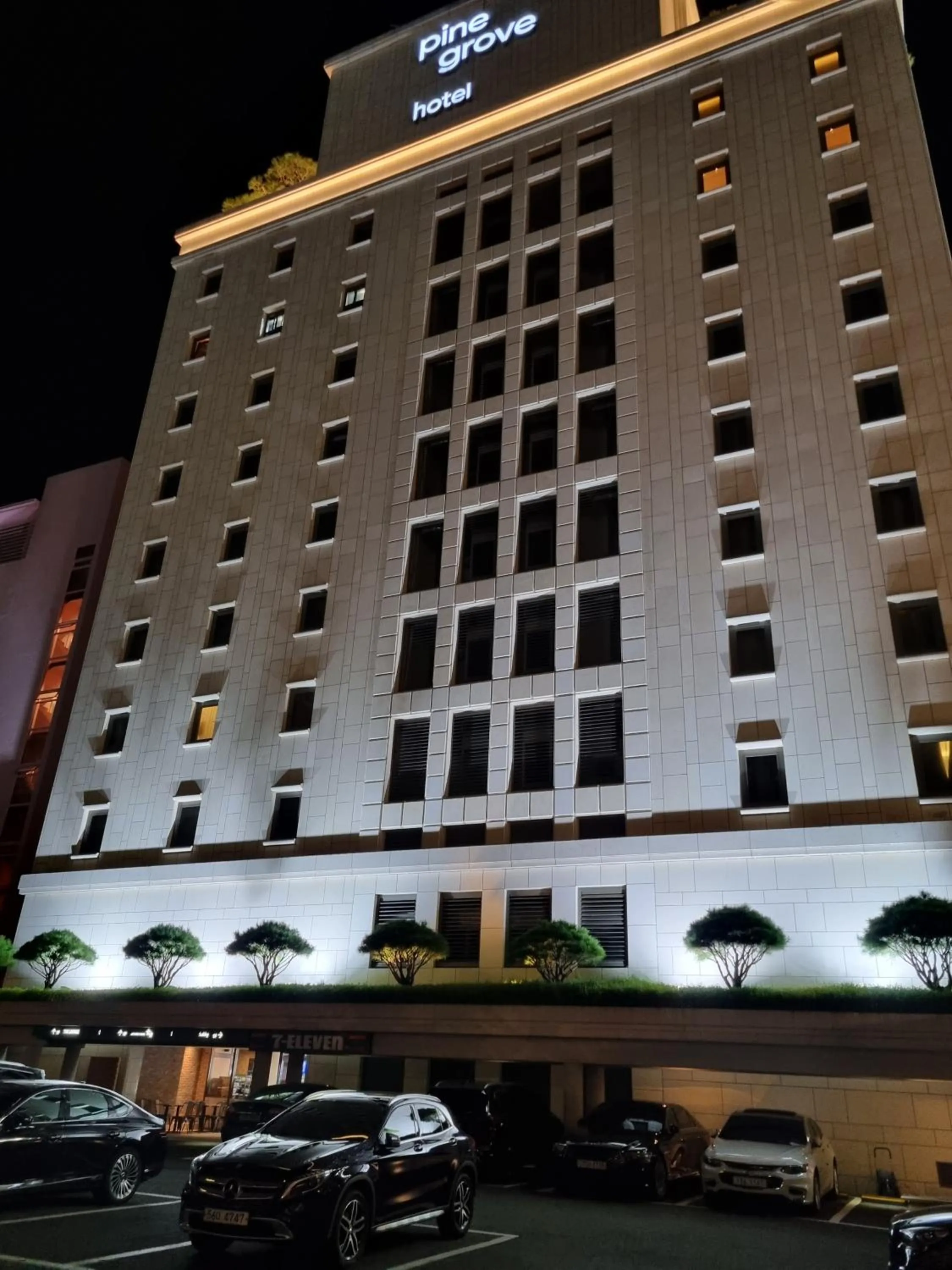 Property building in Pinegrove Hotel