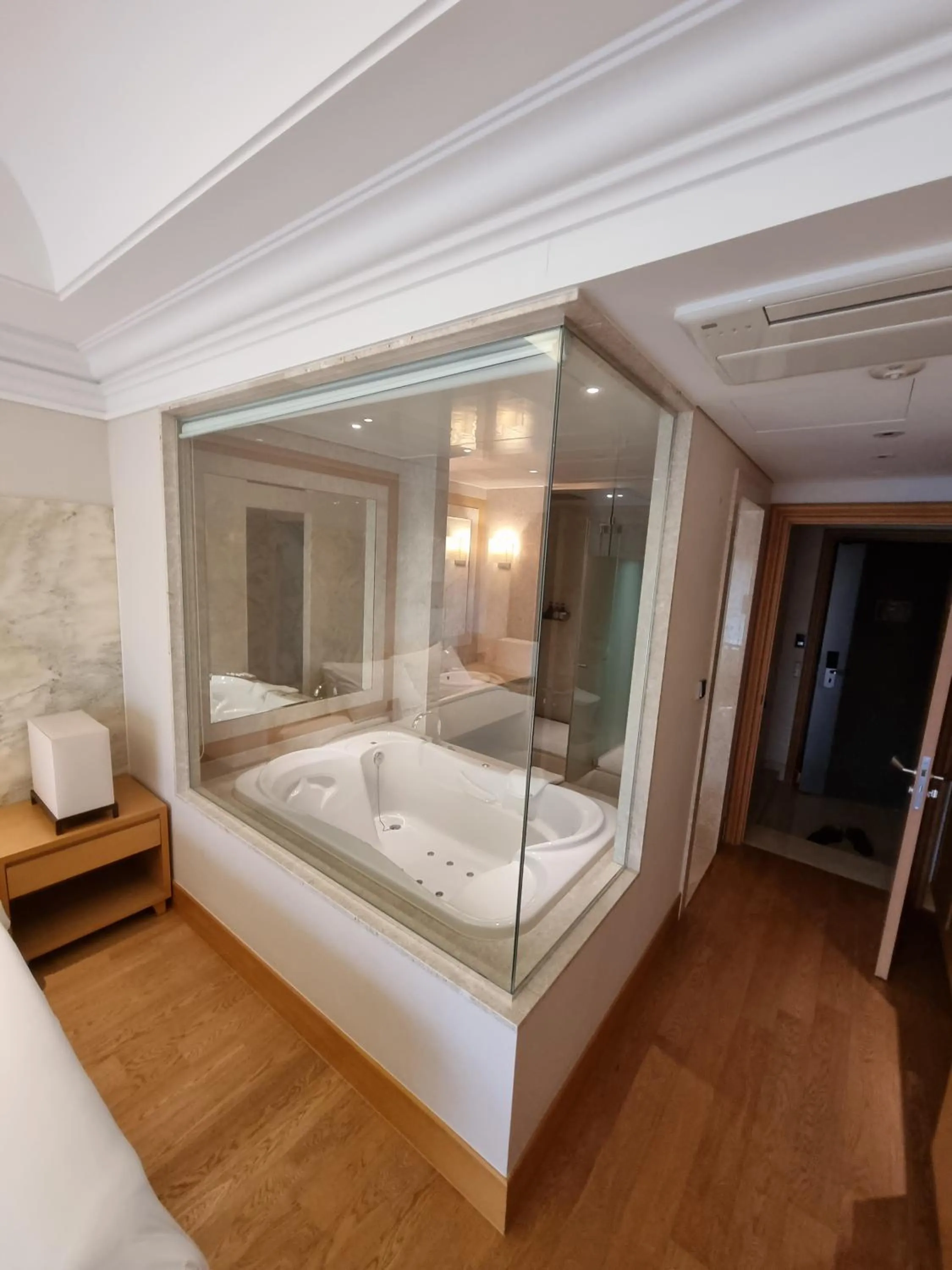 Bathroom, Bed in Pinegrove Hotel