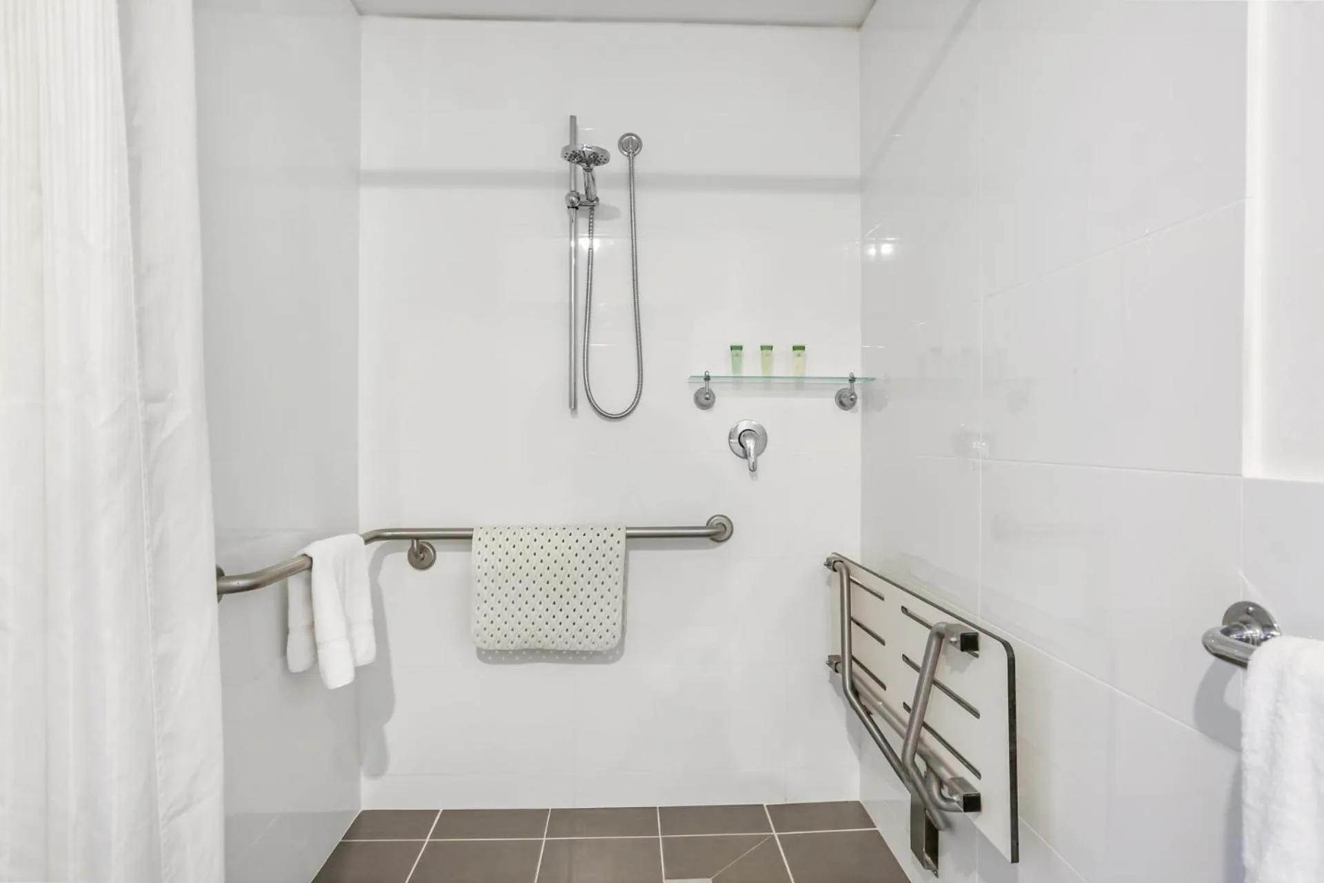 Shower in Shellharbour Village Motel