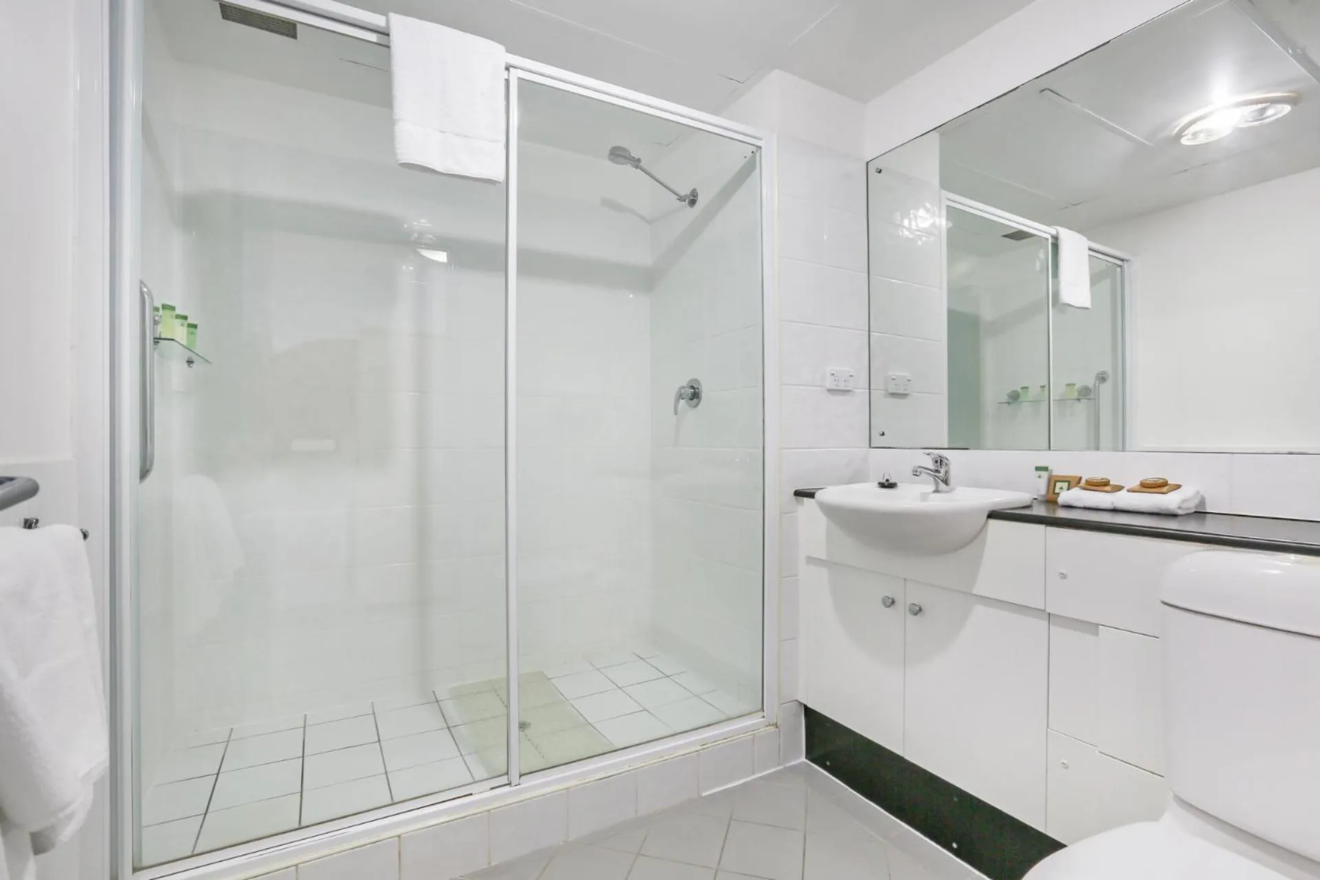 Bathroom in Shellharbour Village Motel