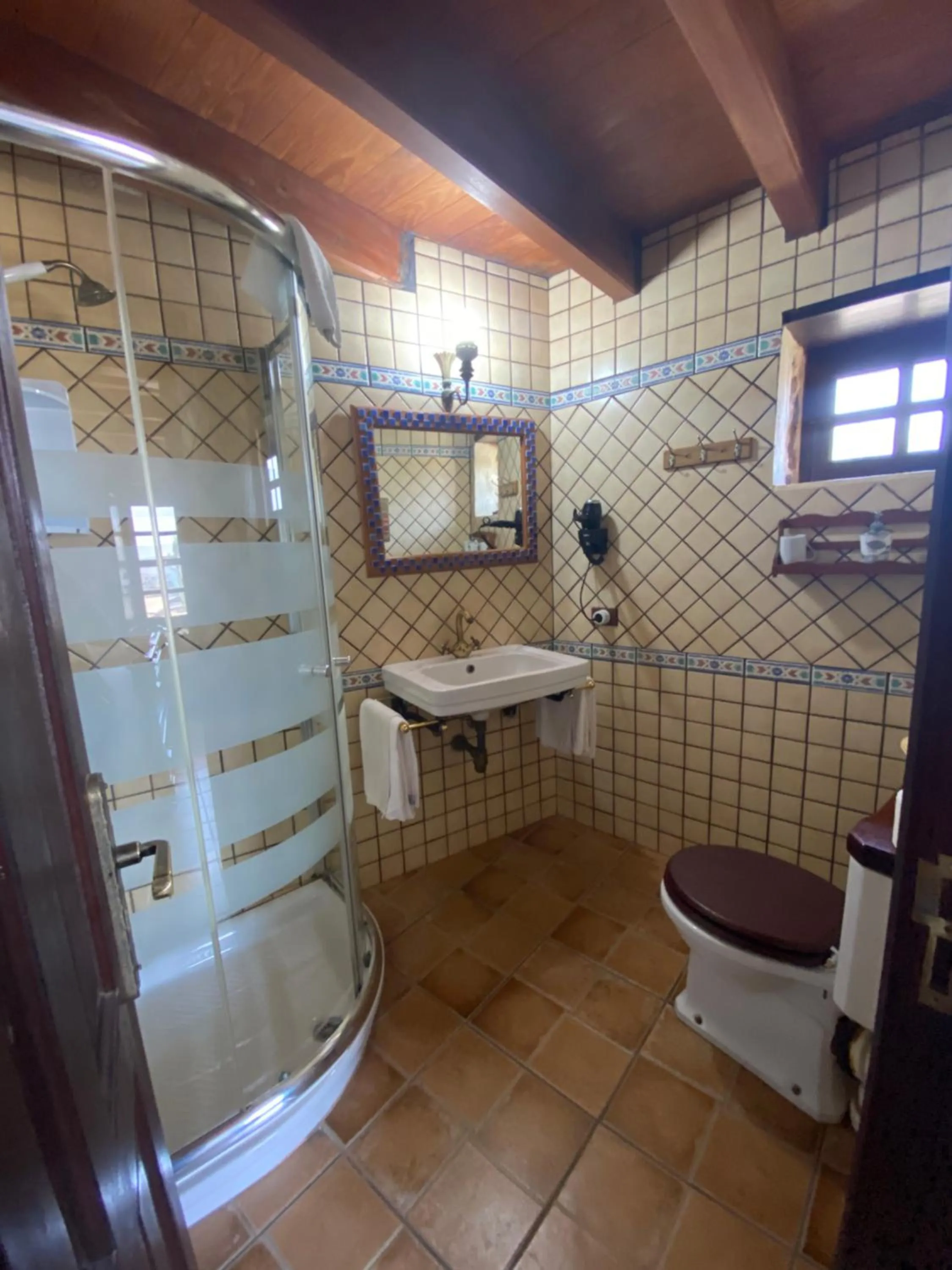 Shower in Hotel Rural Restaurante Mahoh