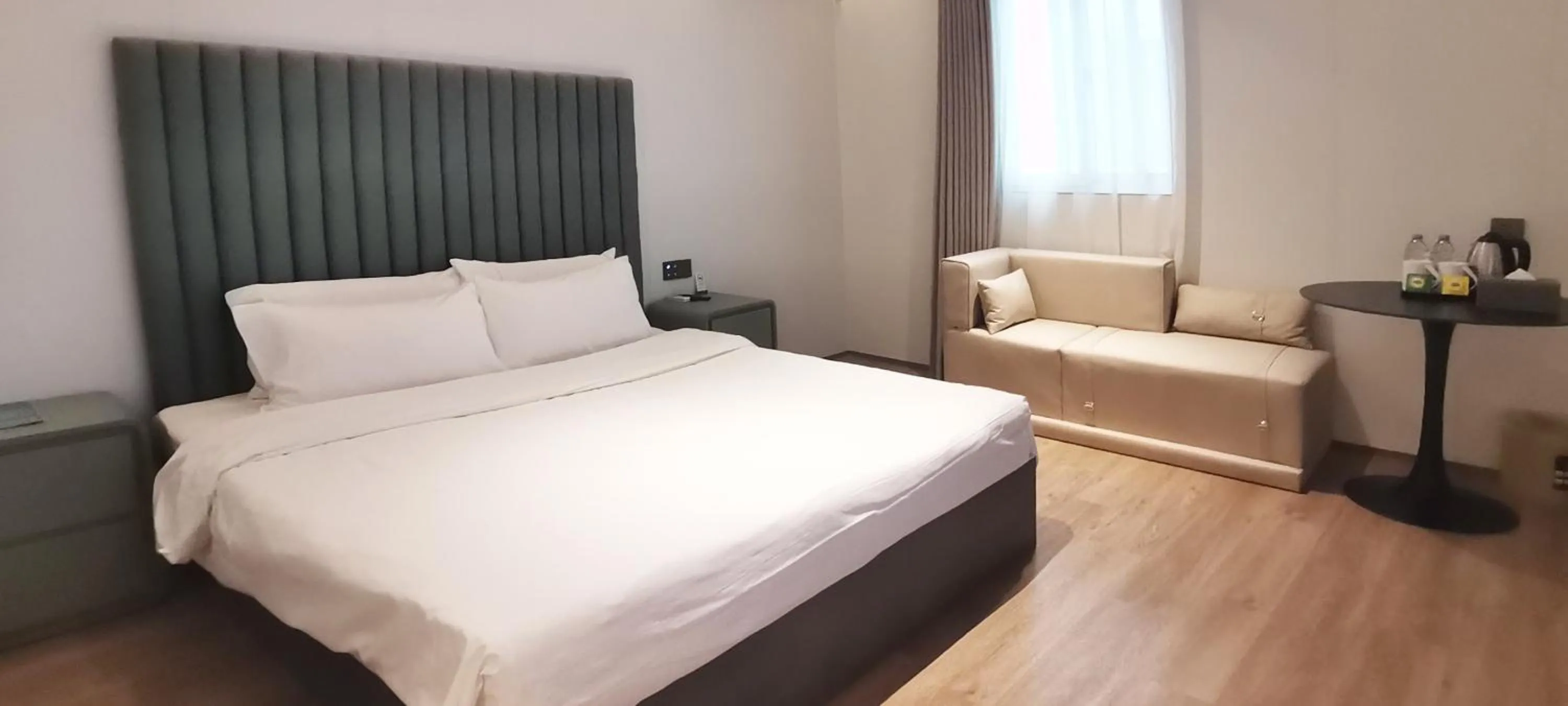 Deluxe Queen Room in Shanghai Ange Hotel - Next to Longyang Road Subway Station, Near New Internatonal Expo Center