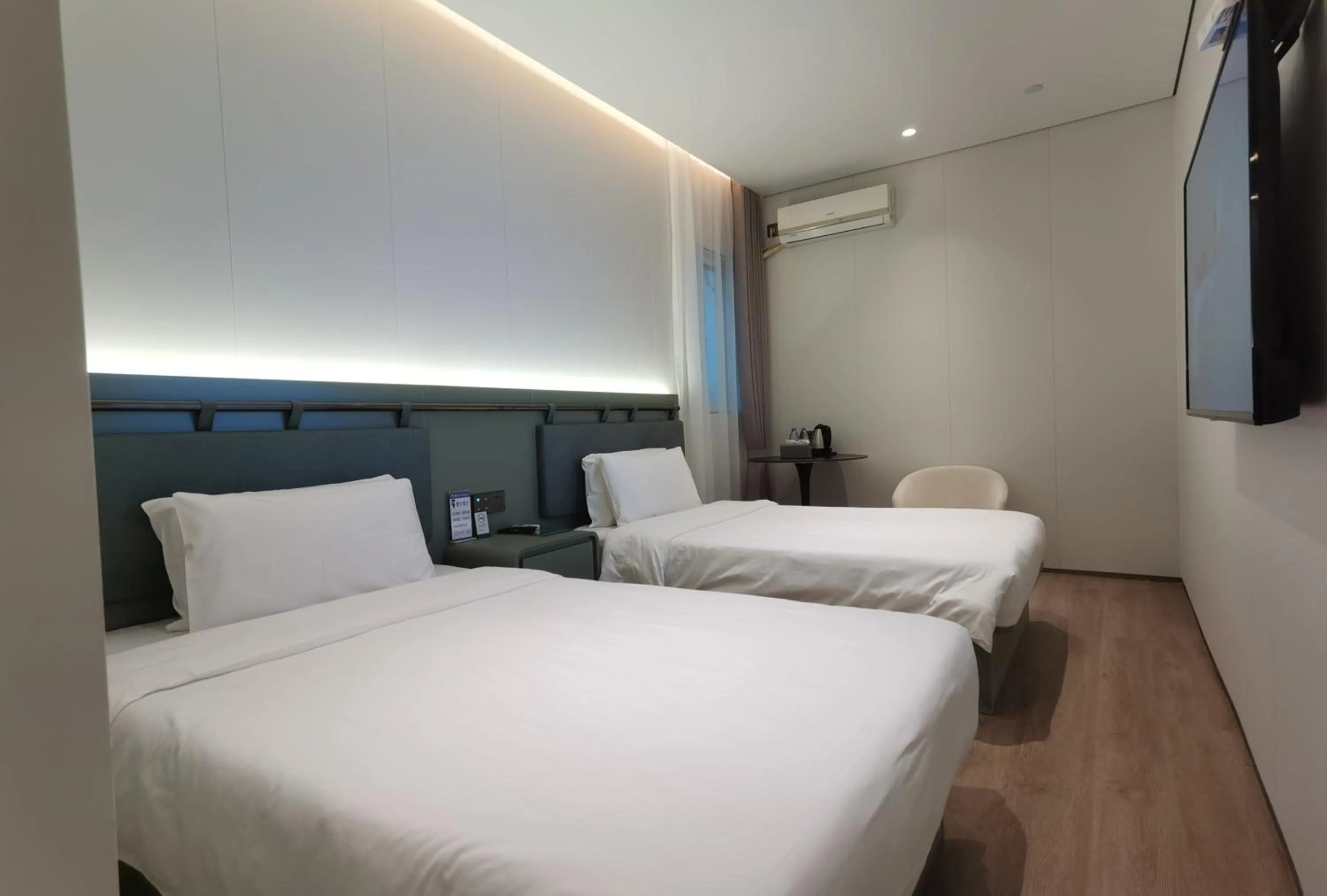 Superior Twin Room in Shanghai Ange Hotel - Next to Longyang Road Subway Station, Near New Internatonal Expo Center