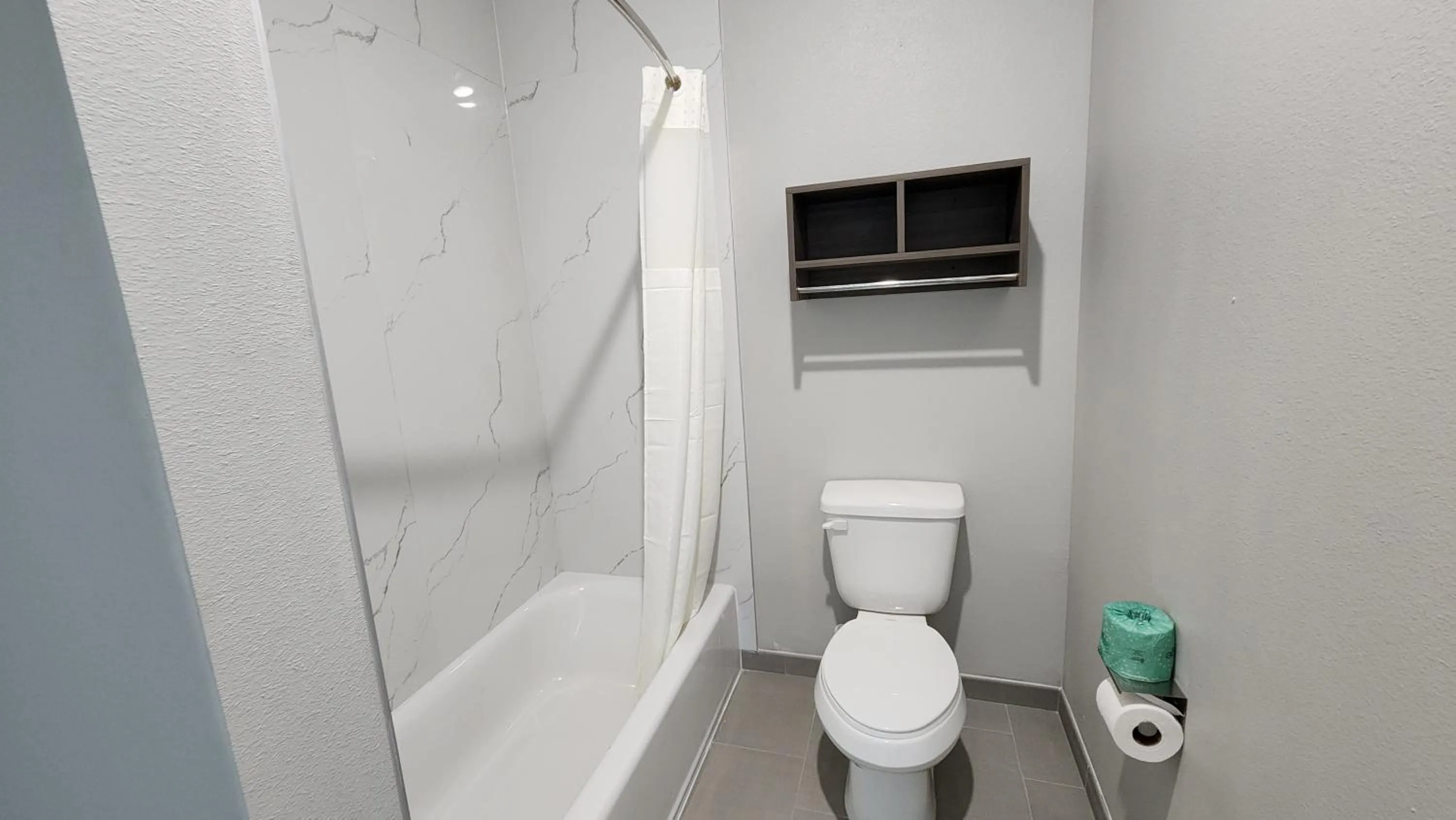 Shower in Hotel Park Place