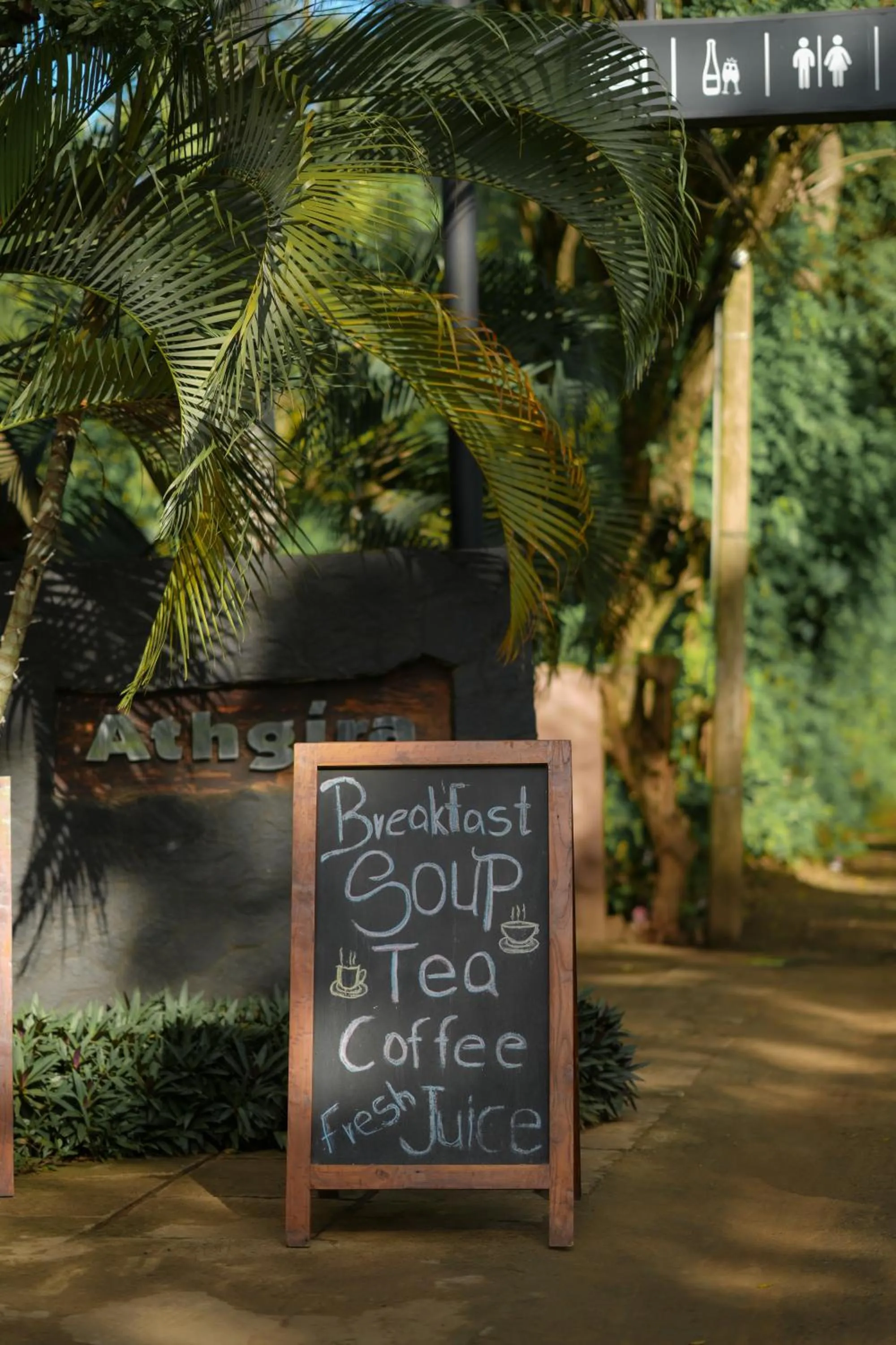 Restaurant/places to eat in Hotel Athgira