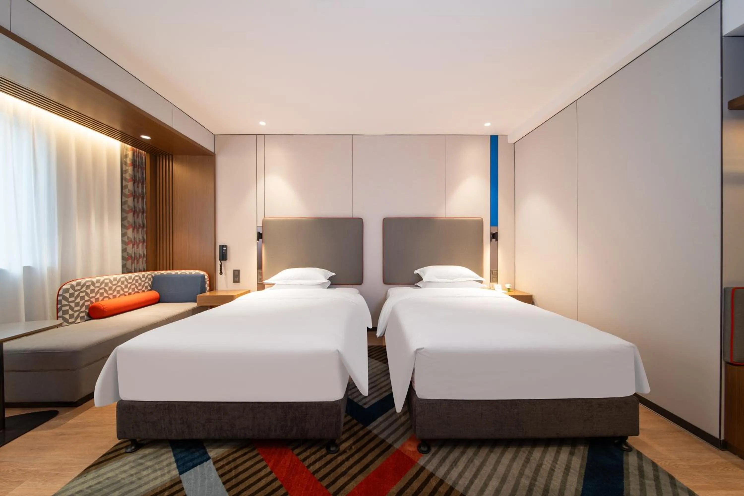 Photo of the whole room, Bed in Holiday Inn Express Shanghai Pujiang Lianhang Road by IHG