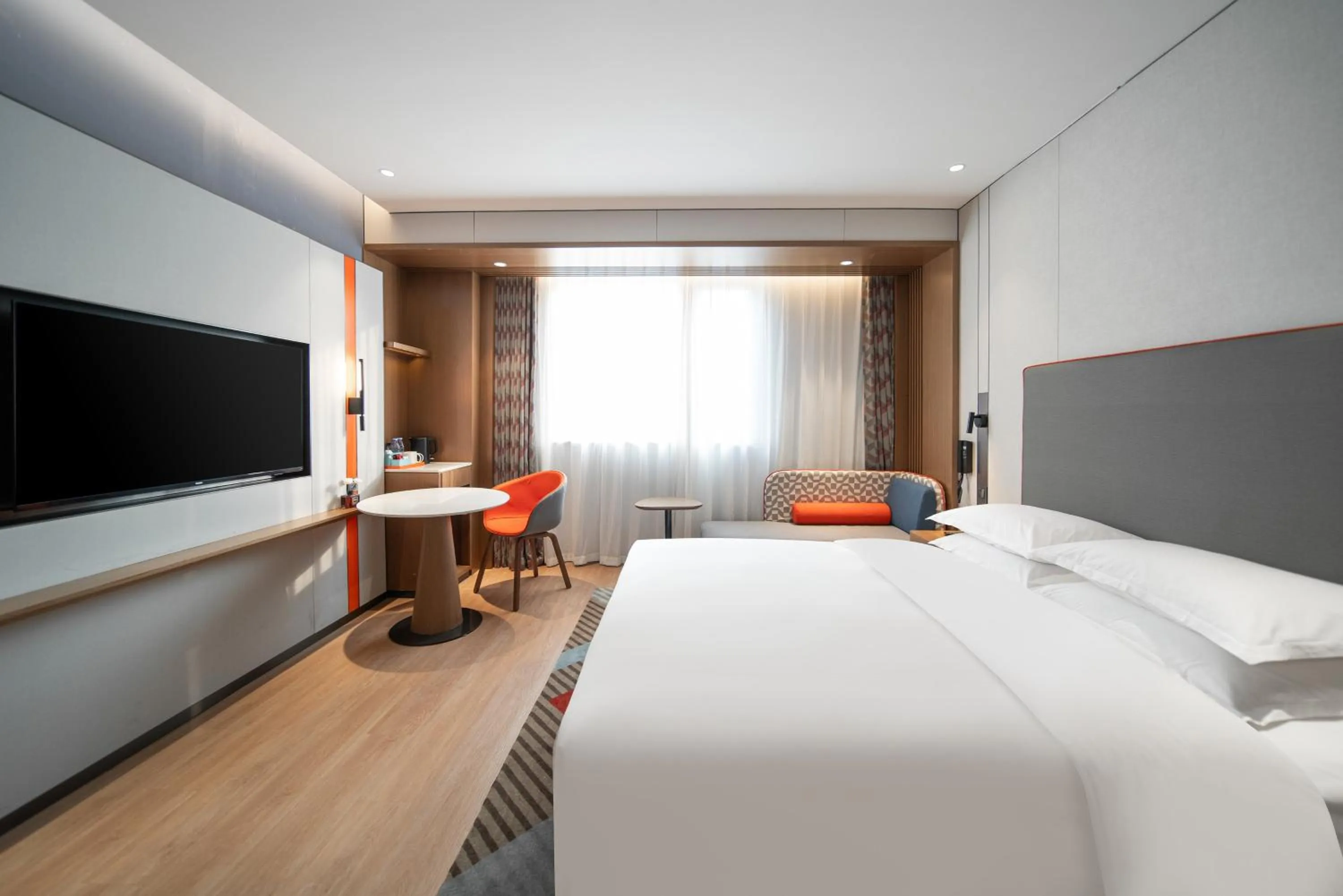 Photo of the whole room, Bed in Holiday Inn Express Shanghai Pujiang Lianhang Road by IHG