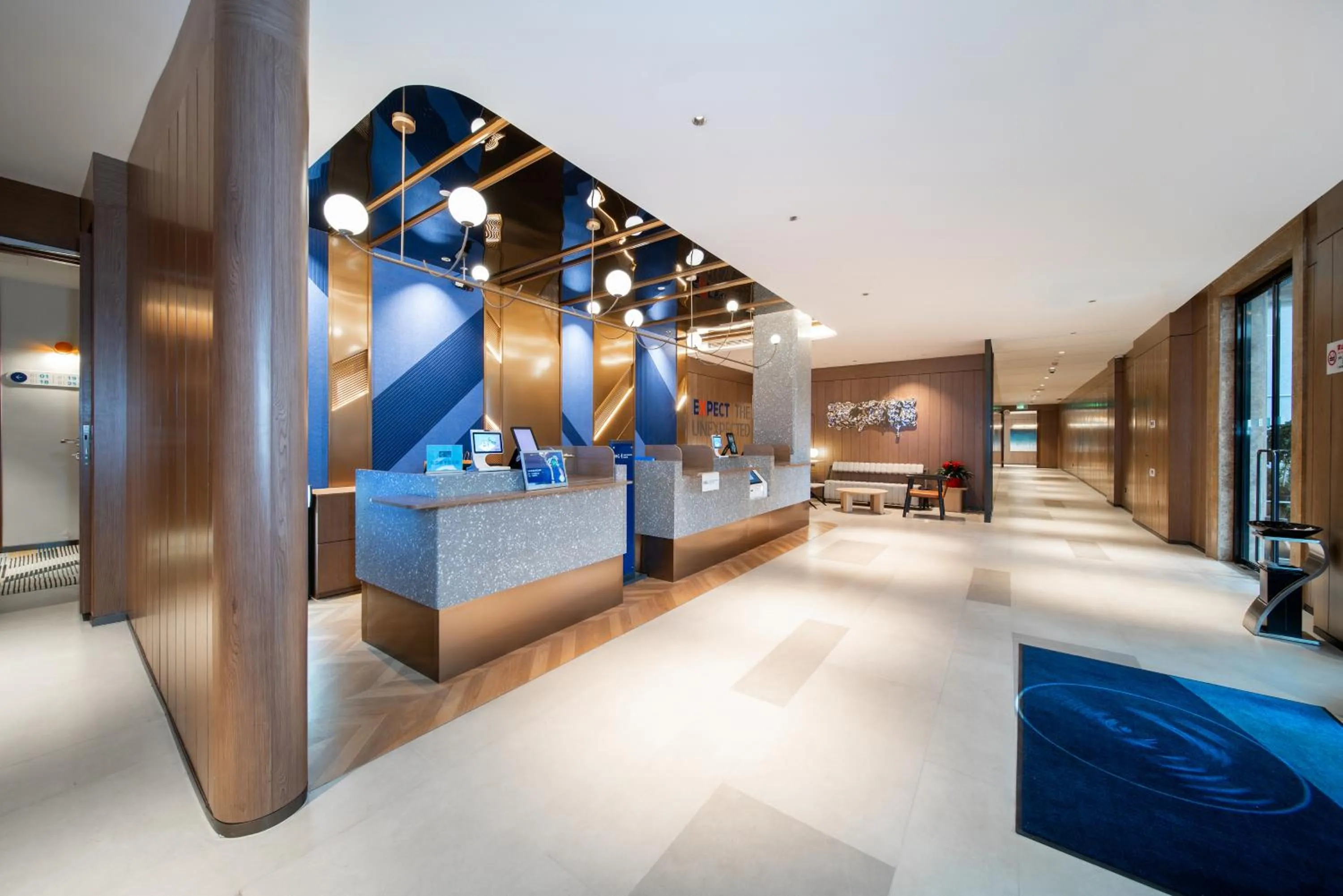 Lobby or reception in Holiday Inn Express Shanghai Pujiang Lianhang Road by IHG