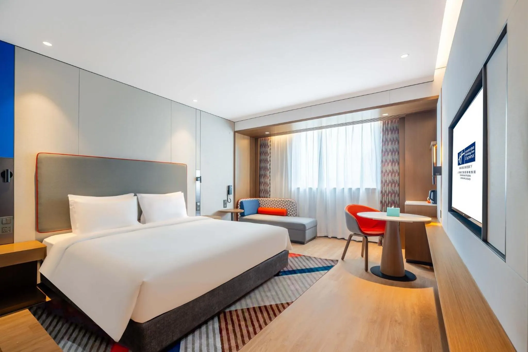 Photo of the whole room, Bed in Holiday Inn Express Shanghai Pujiang Lianhang Road by IHG