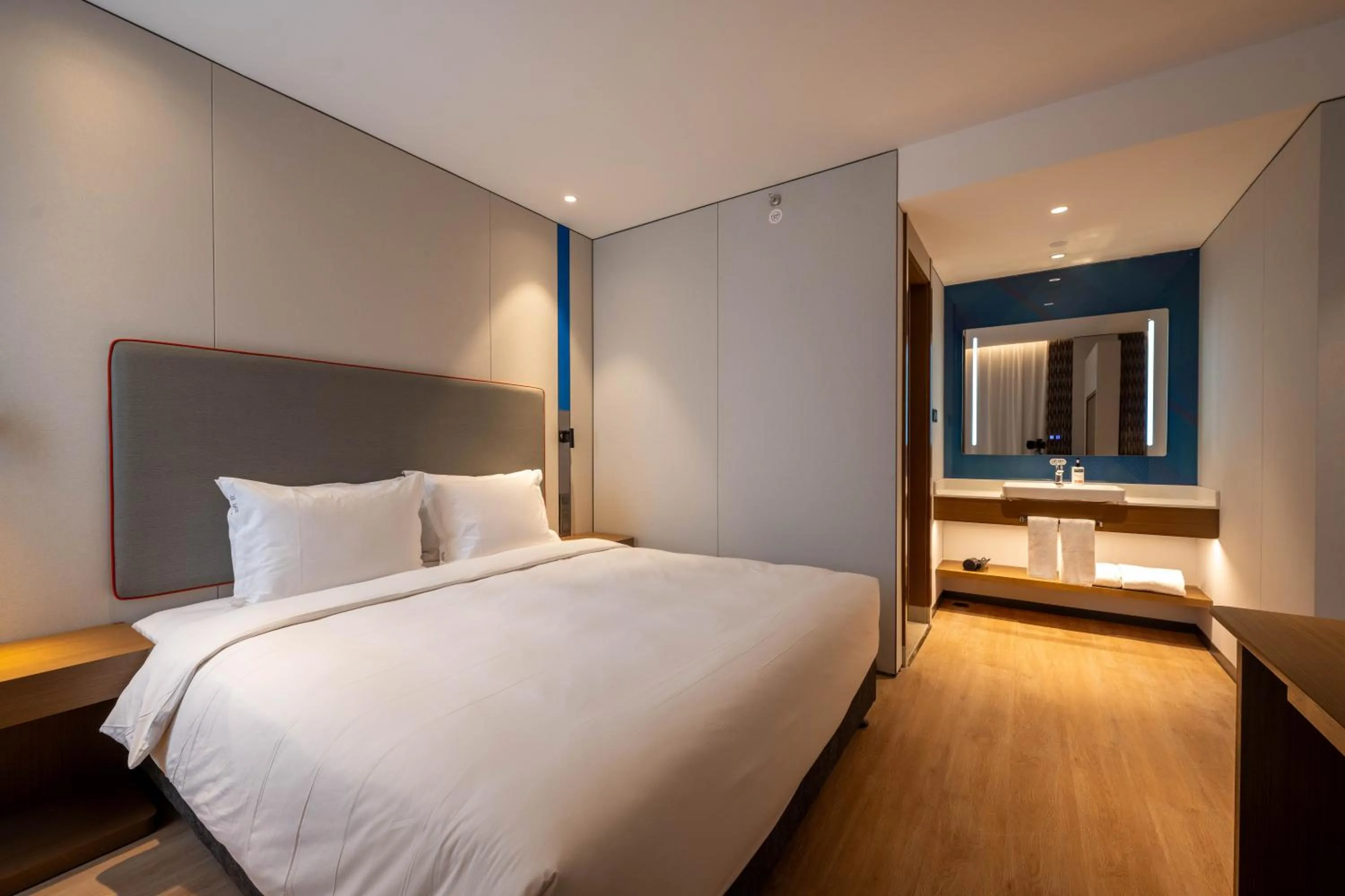 Photo of the whole room, Bed in Holiday Inn Express Shanghai Pujiang Lianhang Road by IHG