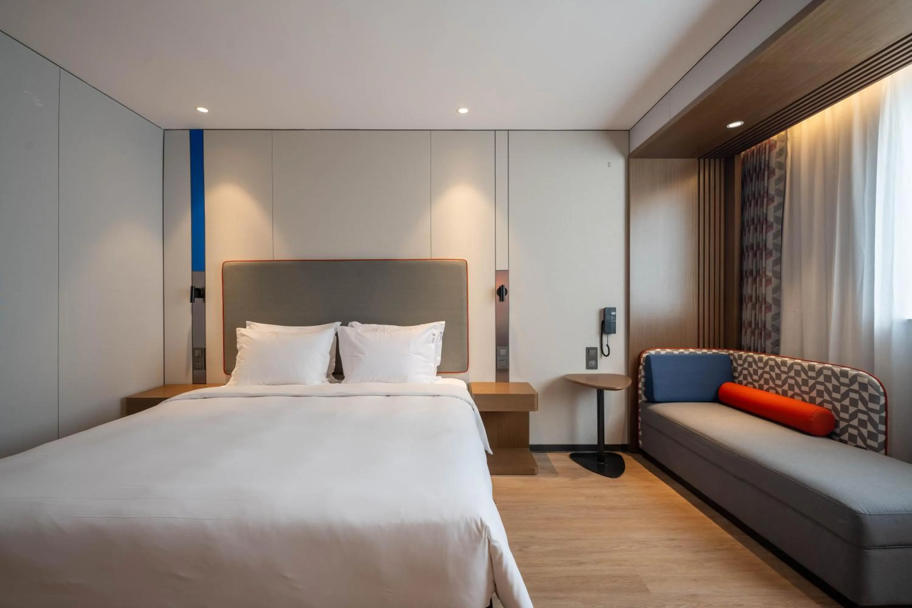 Photo of the whole room, Bed in Holiday Inn Express Shanghai Pujiang Lianhang Road by IHG