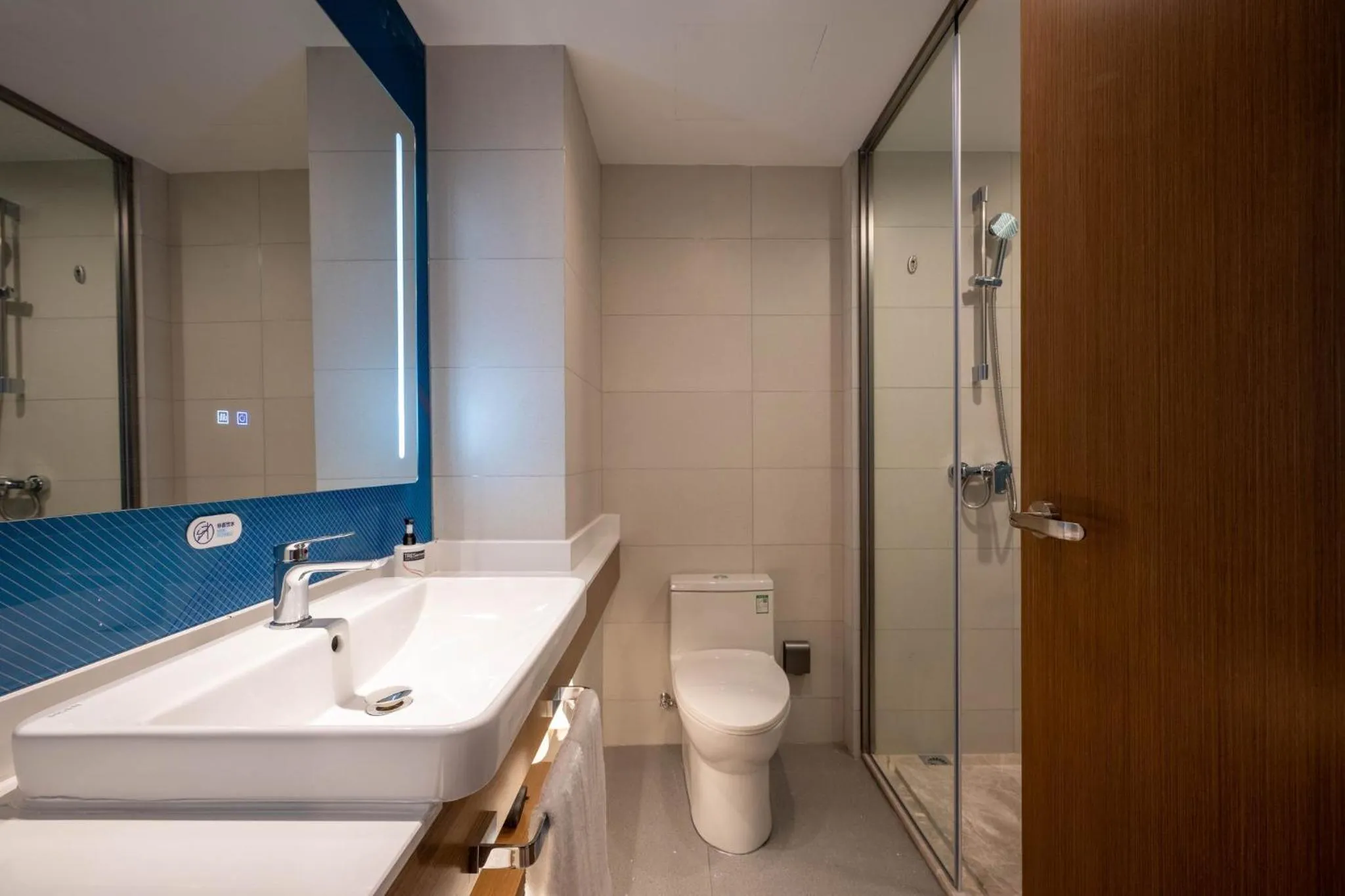 Photo of the whole room in Holiday Inn Express Shanghai Pujiang Lianhang Road by IHG