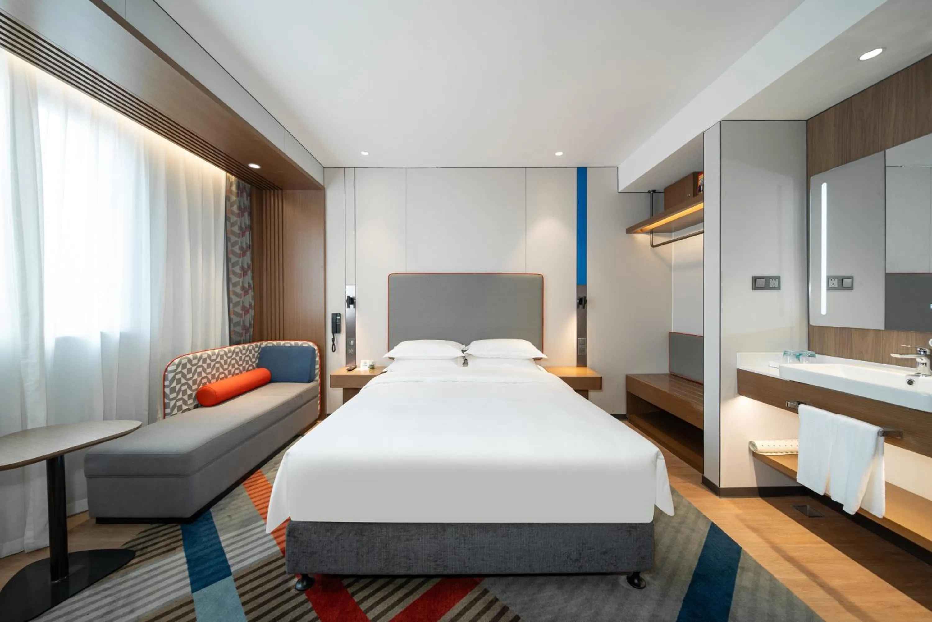 Photo of the whole room, Bed in Holiday Inn Express Shanghai Pujiang Lianhang Road by IHG