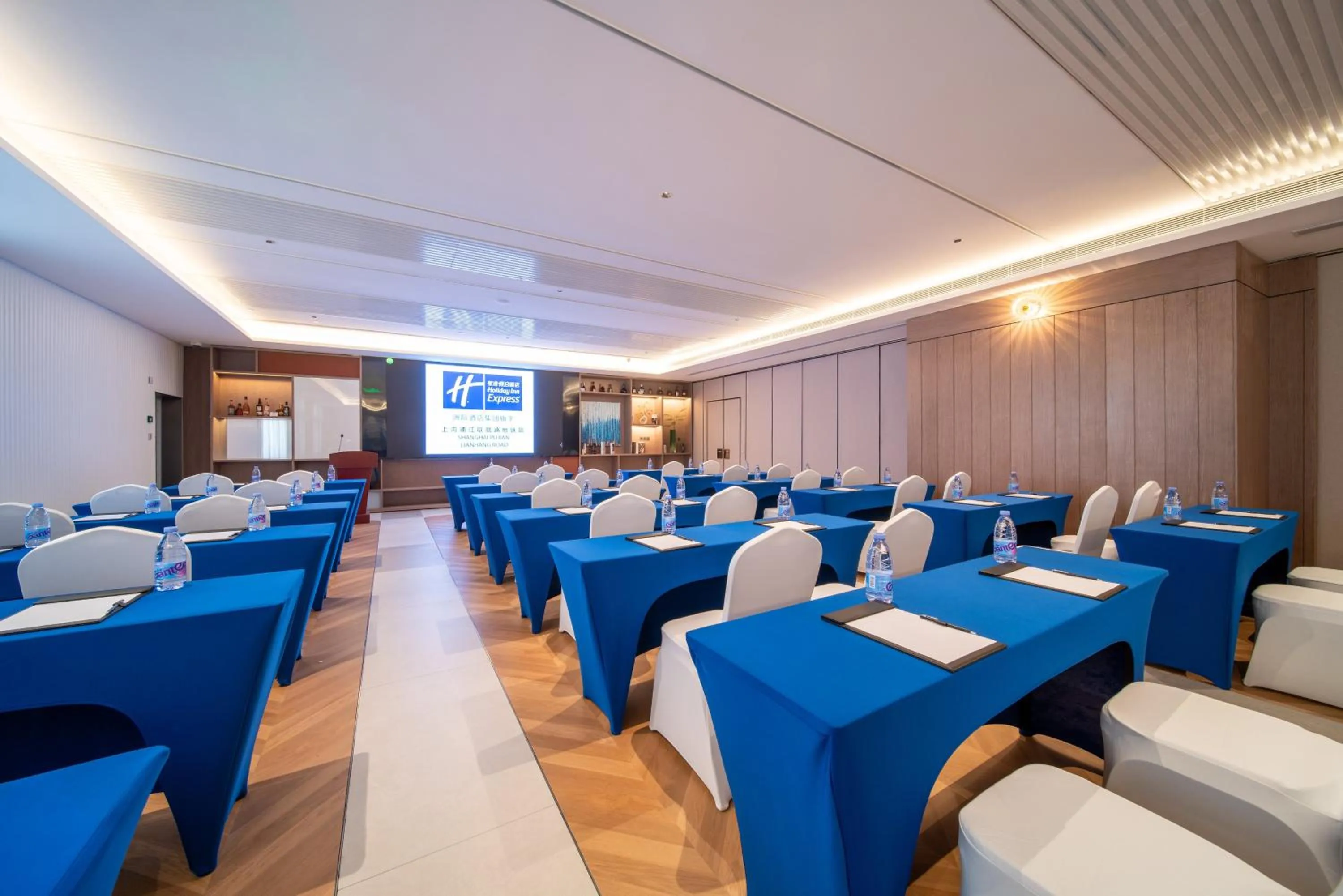 Meeting/conference room in Holiday Inn Express Shanghai Pujiang Lianhang Road by IHG