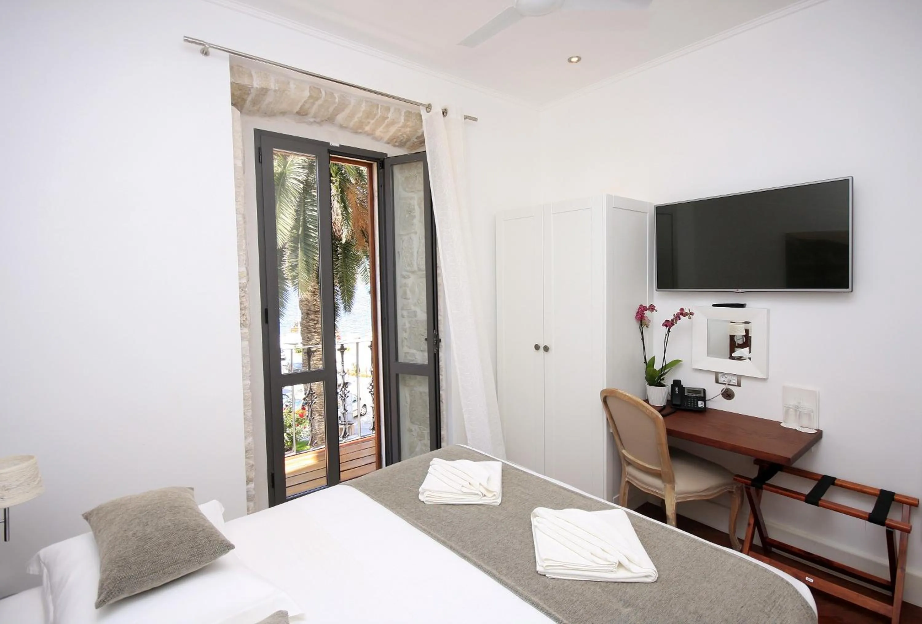 Photo of the whole room, Bed in San Teodoro