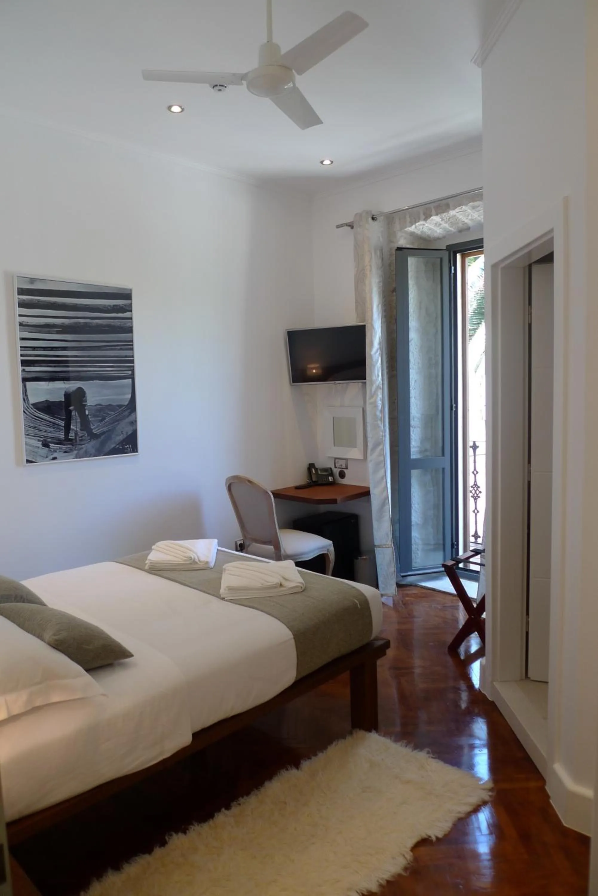 Day, Bed in San Teodoro