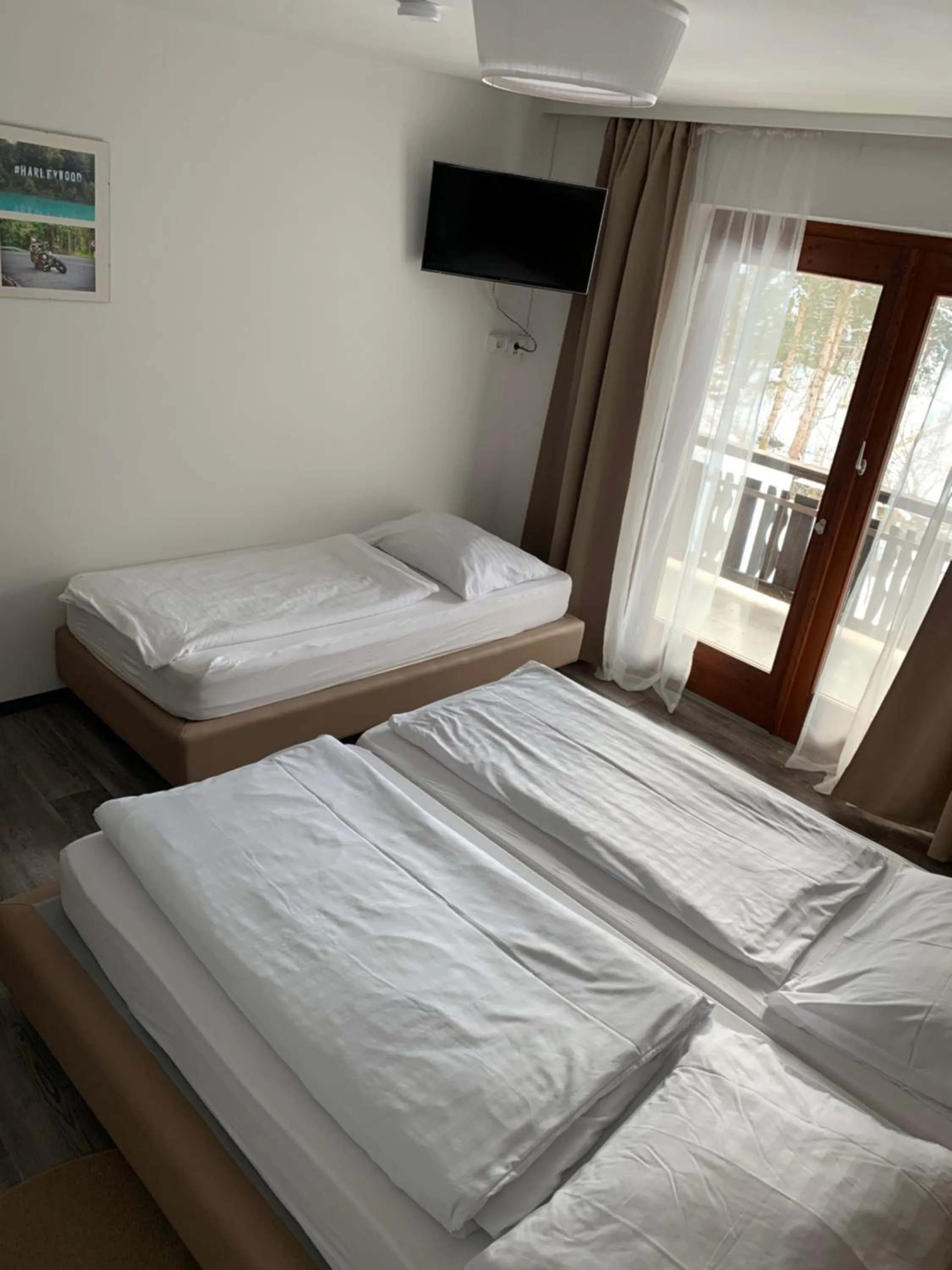 Photo of the whole room, Bed in La Irmania Pension