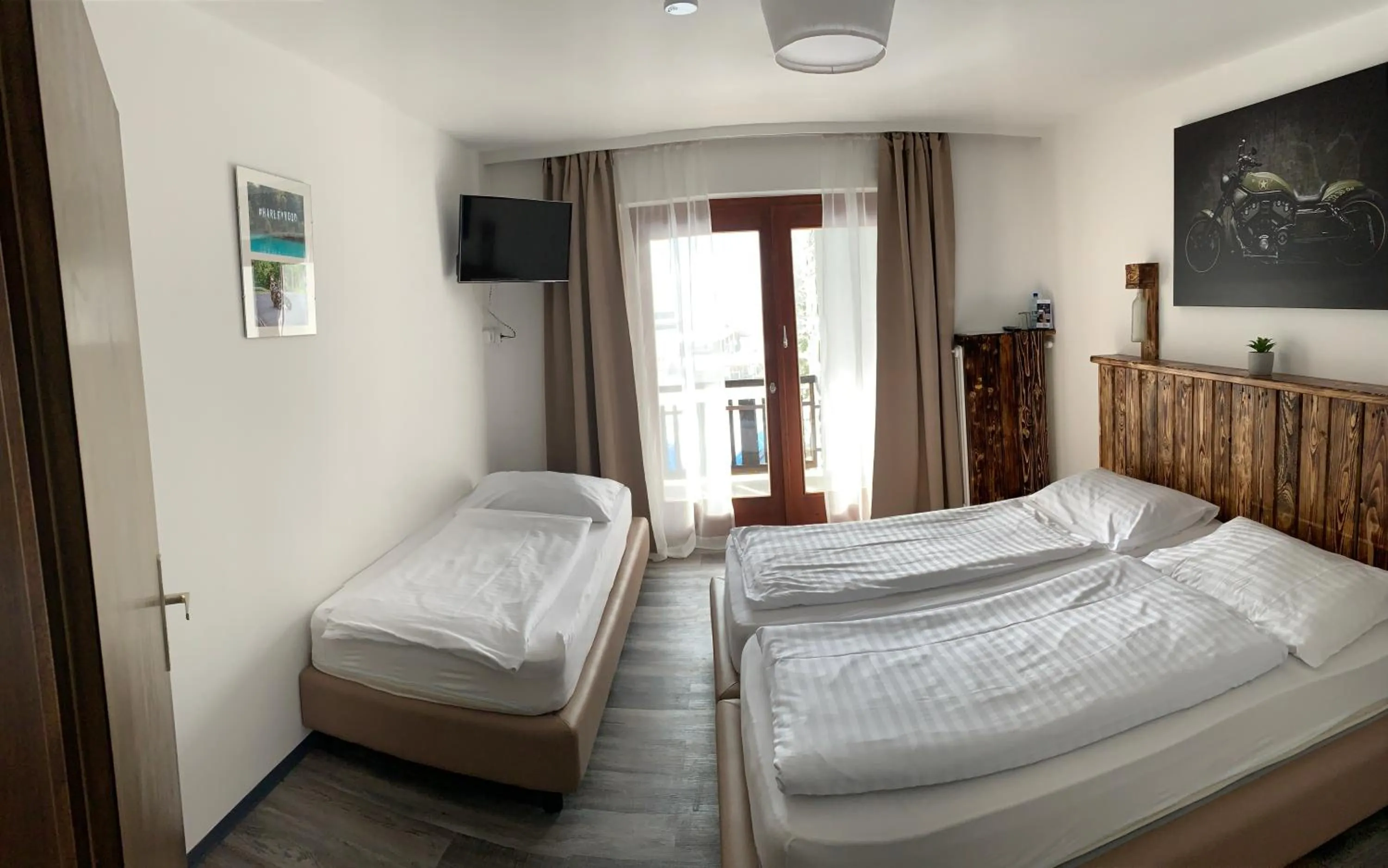 Photo of the whole room, Bed in La Irmania Pension