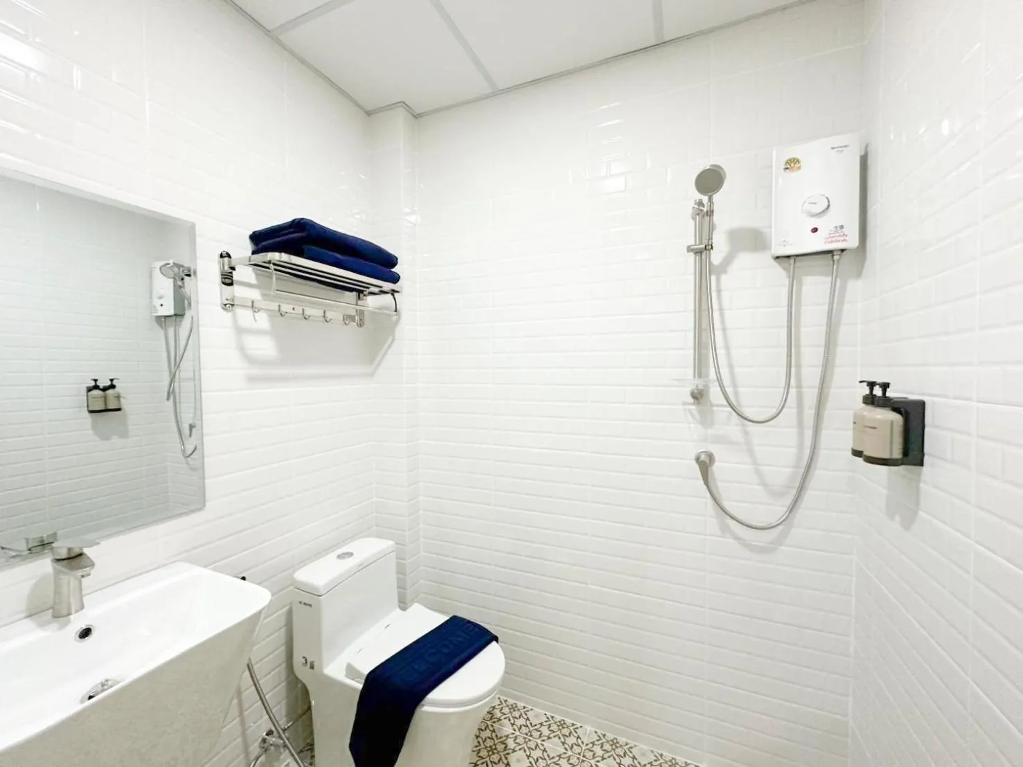 Shower in H-Banaat Hotel