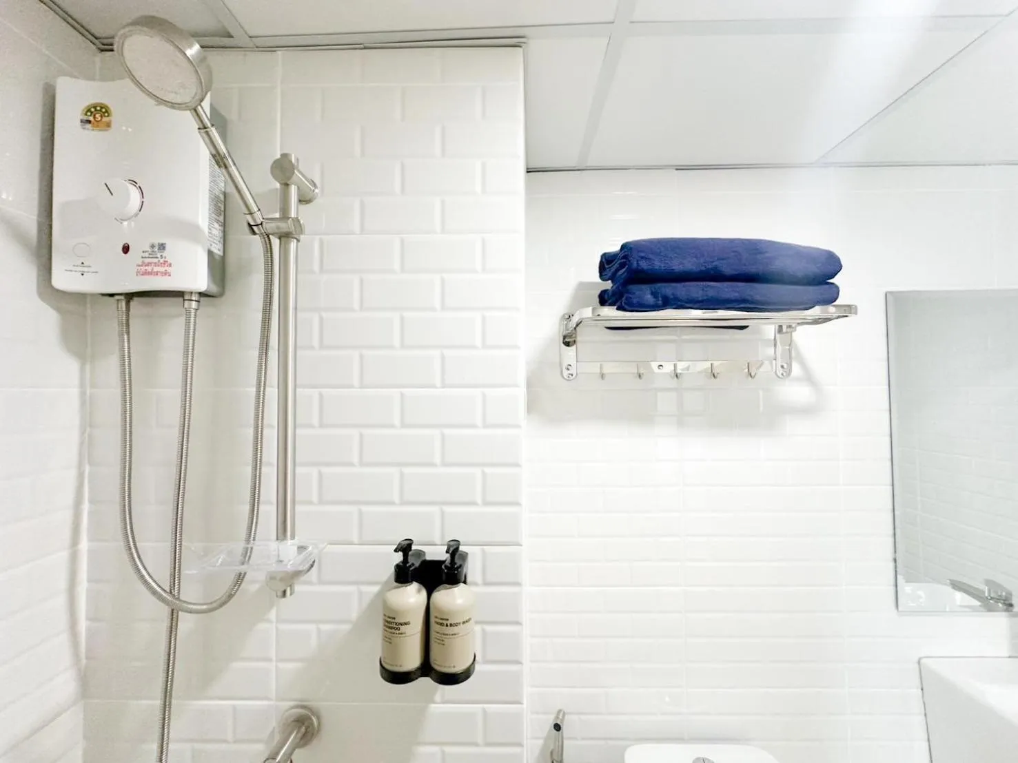 Shower in H-Banaat Hotel