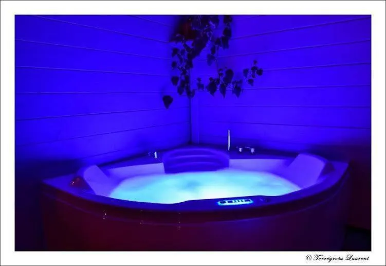 Hot Tub in Bulle d'R