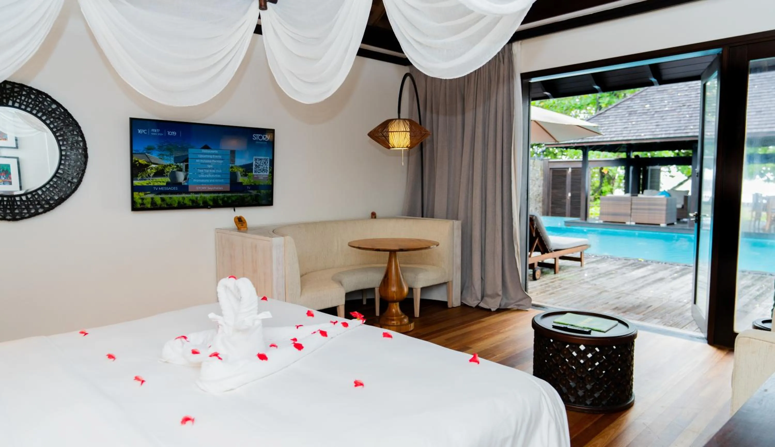 Swimming pool, Bed in STORY Seychelles