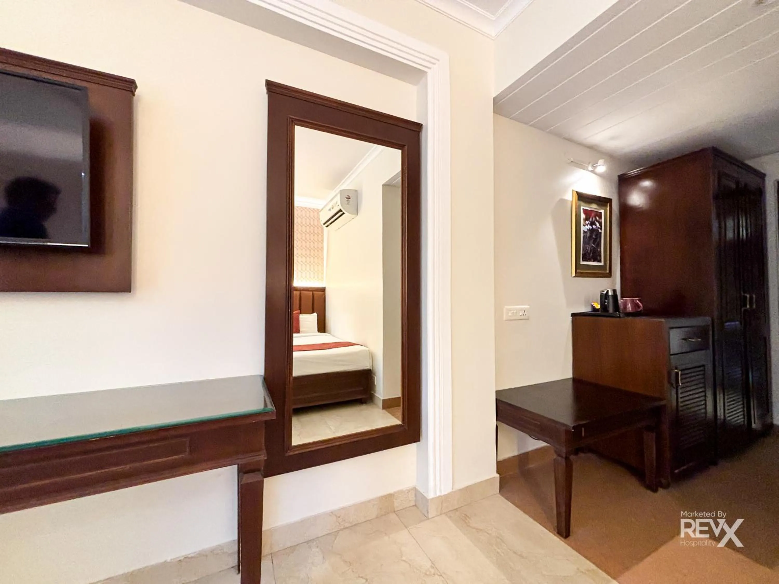 TV and multimedia in Green View by Green Tree Hotels