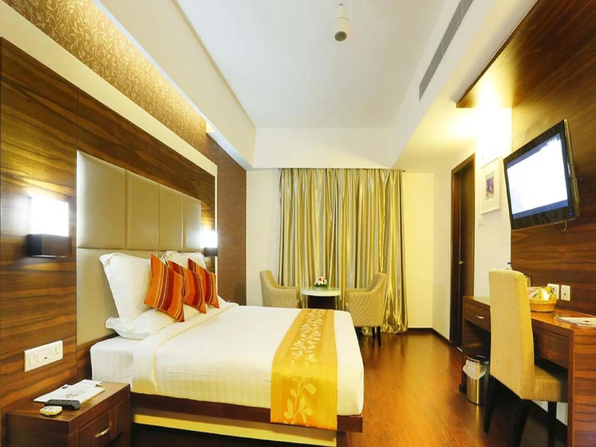 Bedroom, Bed in Hotel Moonlit Regency