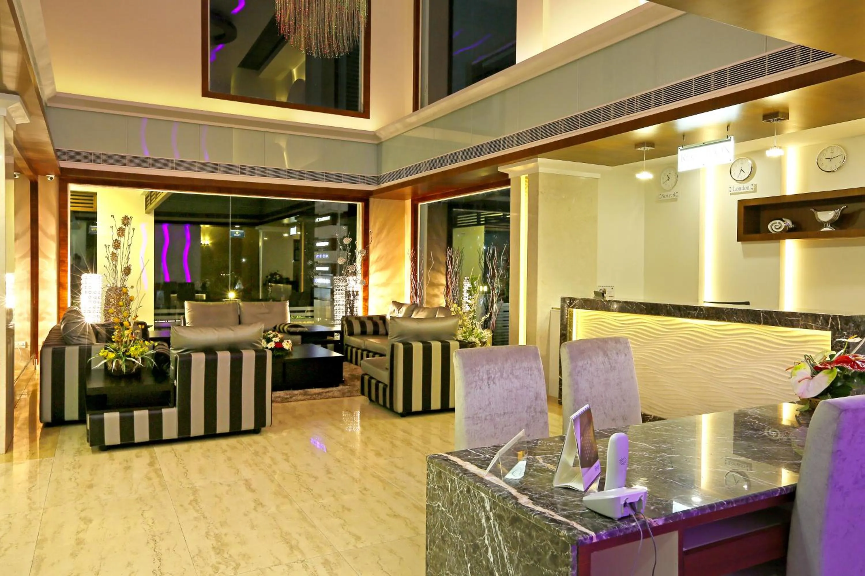 Restaurant/places to eat in Hotel Moonlit Regency