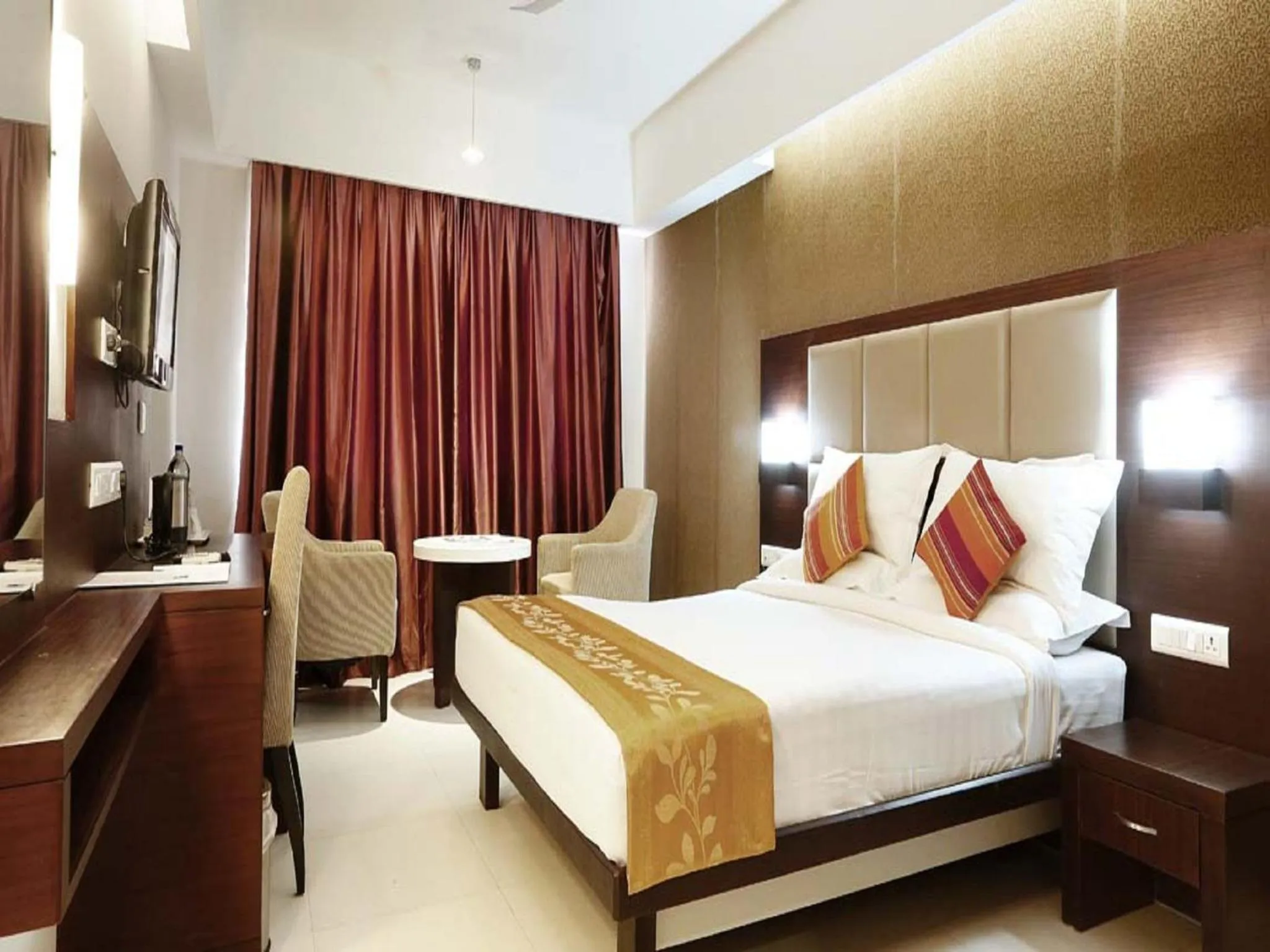 Bedroom, Bed in Hotel Moonlit Regency