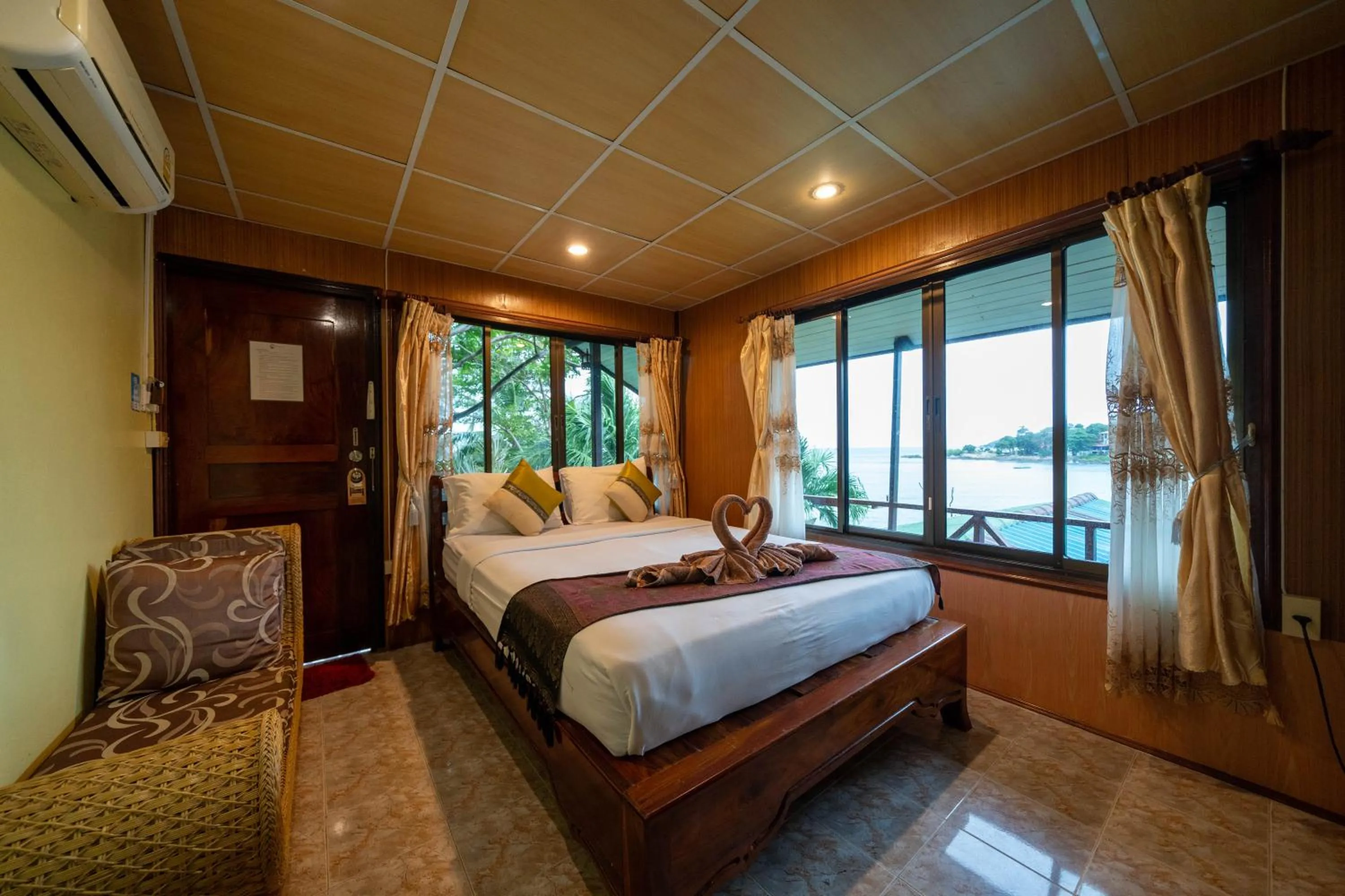 Bed in Tongta Phaview Resort