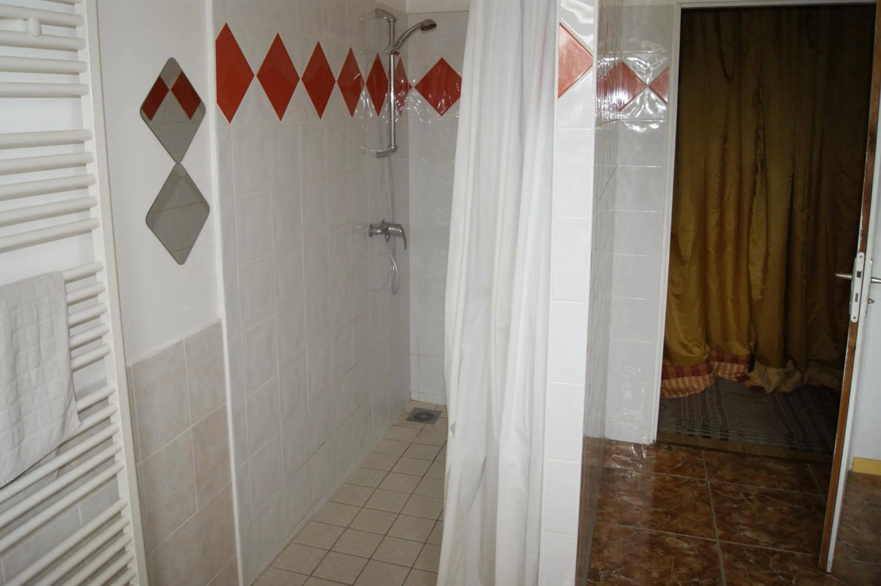 Bathroom in Chambres d'Hôtes La Noyeraie