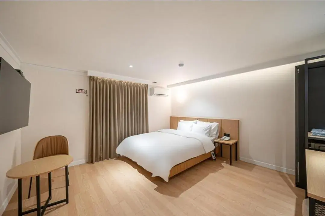 Bed in Brown Dot Hotel South Gumi Bed in Brown Dot Hotel South Gumi