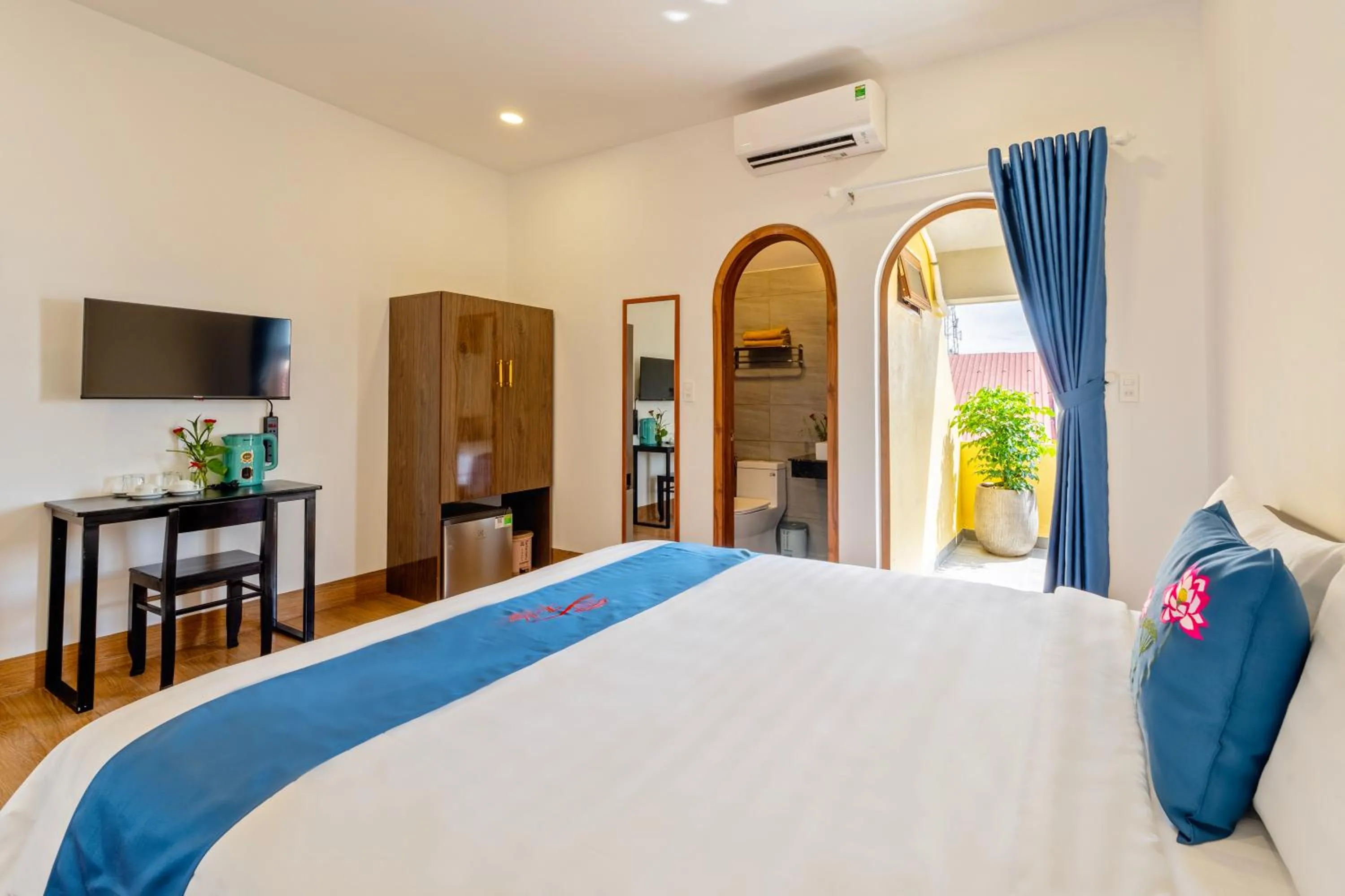 Photo of the whole room, Bed in The View Boutique Hoi An