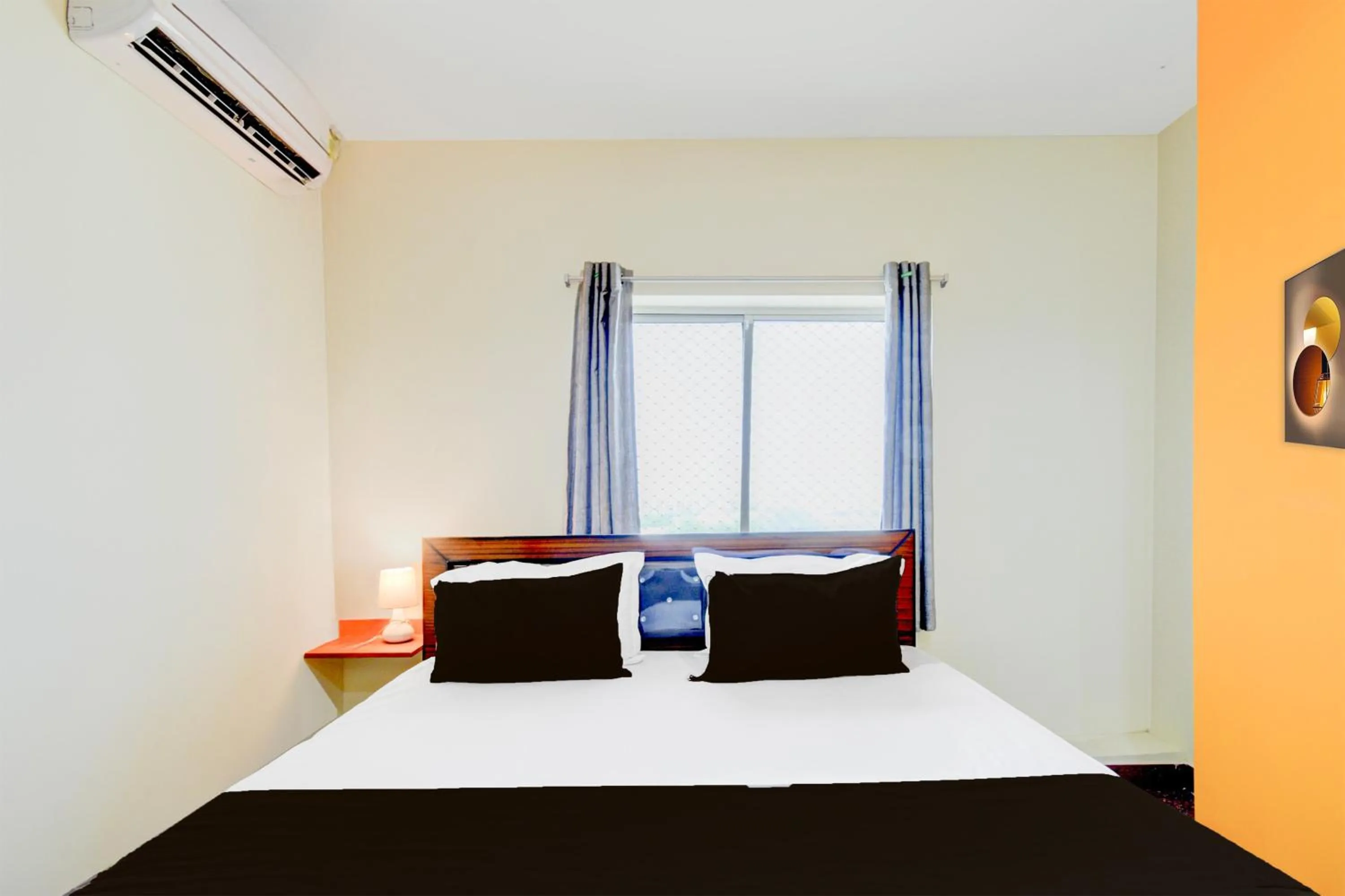 Facade/entrance, Bed in Hotel O SRINIVASA RESIDENCY