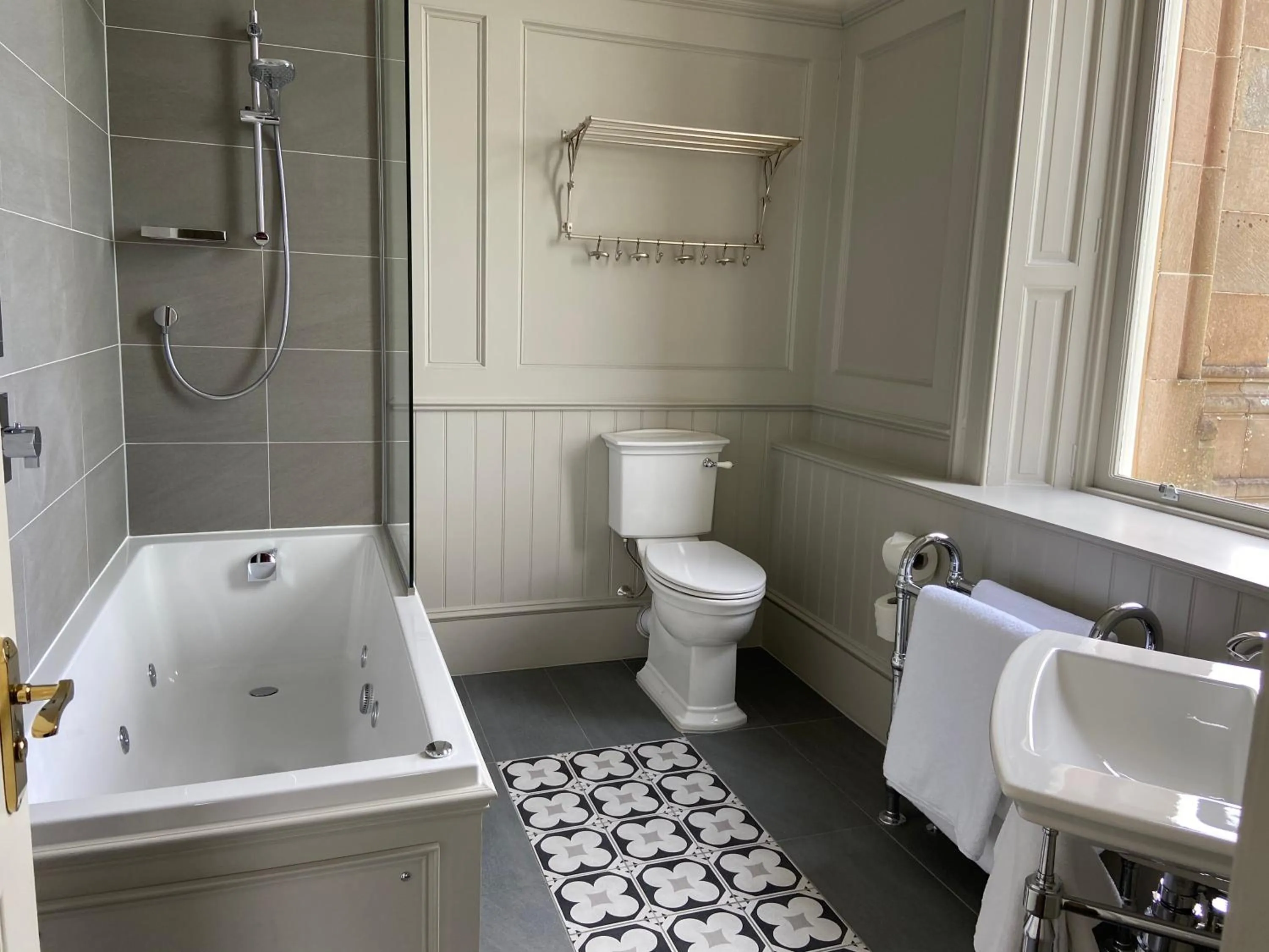 Bathroom in Cornhill Castle
