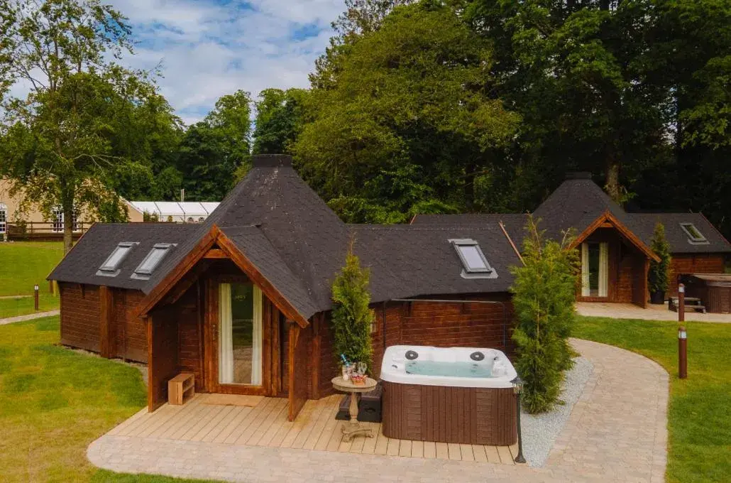 Lodge With Hot Tub in Cornhill Castle Lodge With Hot Tub in Cornhill Castle