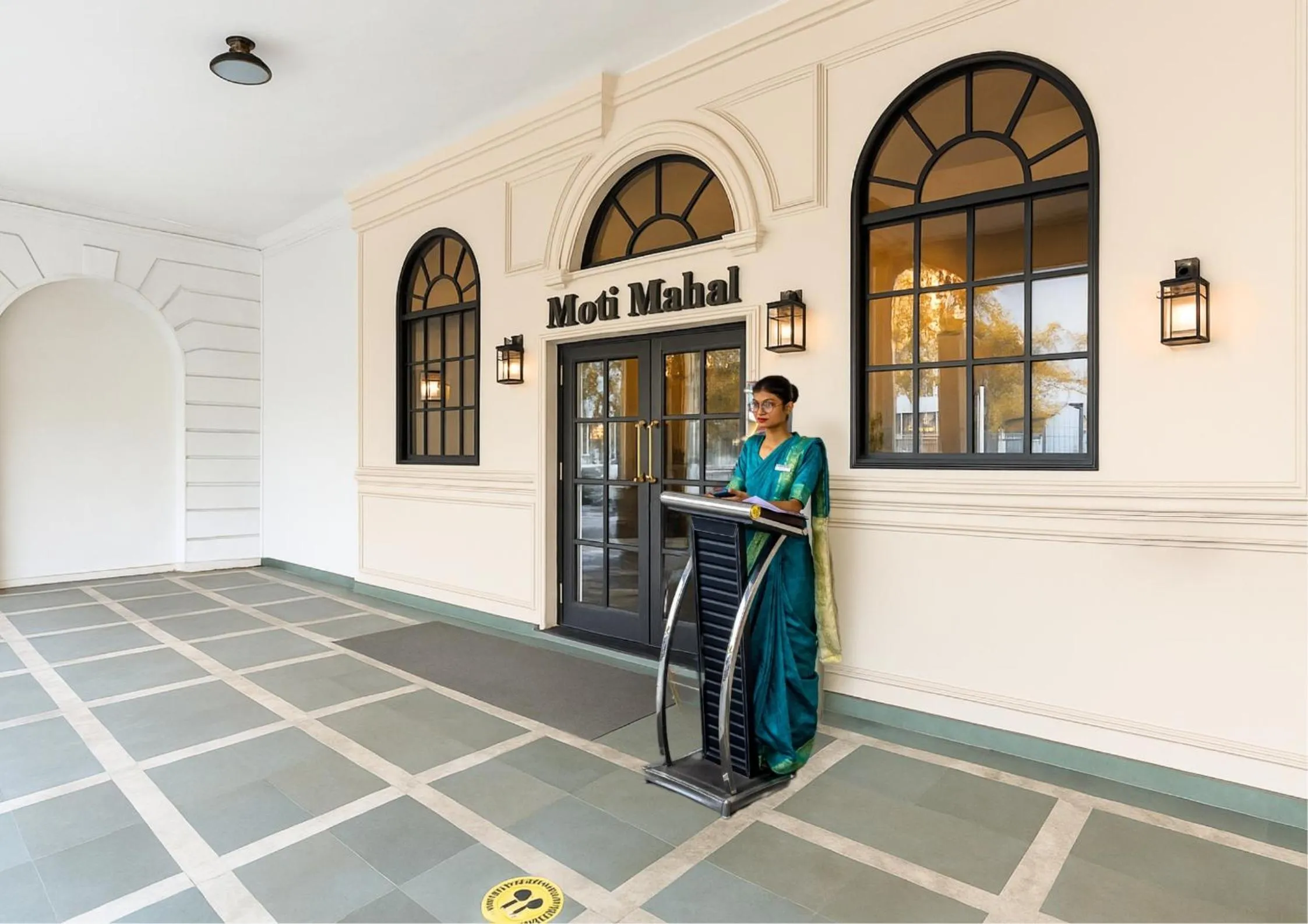 Staff in Saltstayz Autograph - Connaught Place