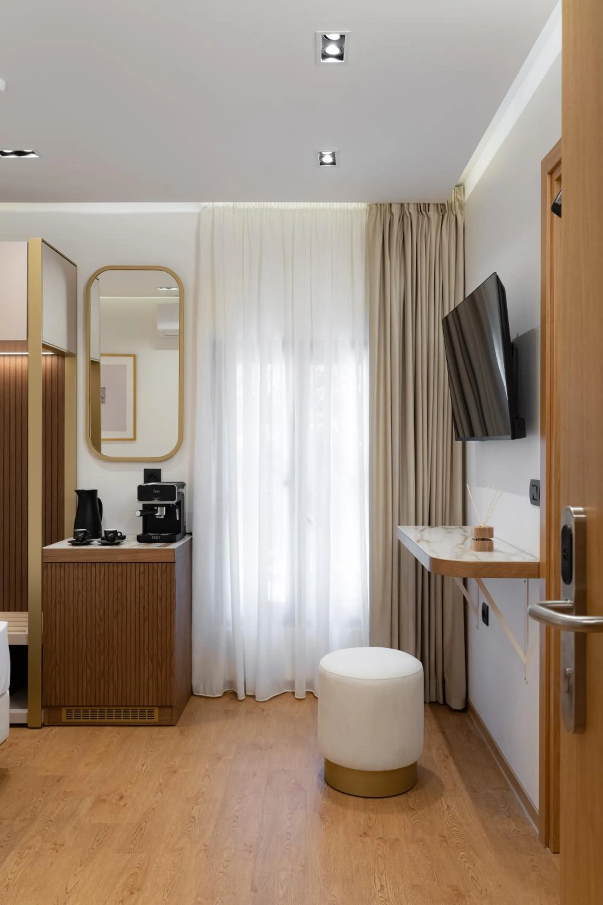 TV and multimedia in Aeolian Spirit Suites