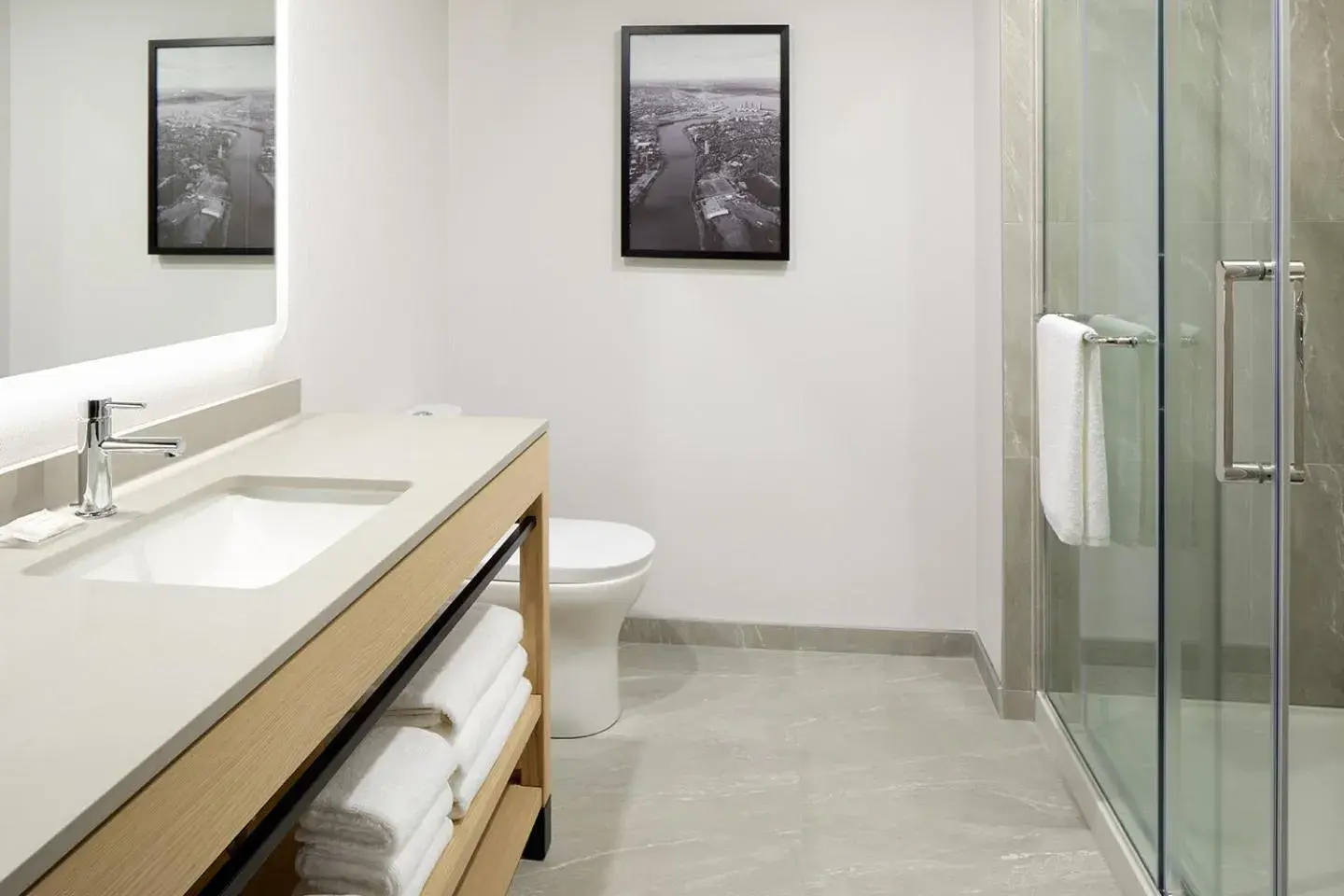 Bathroom in Hyatt Place Montreal Airport Bathroom in Hyatt Place Montreal Airport