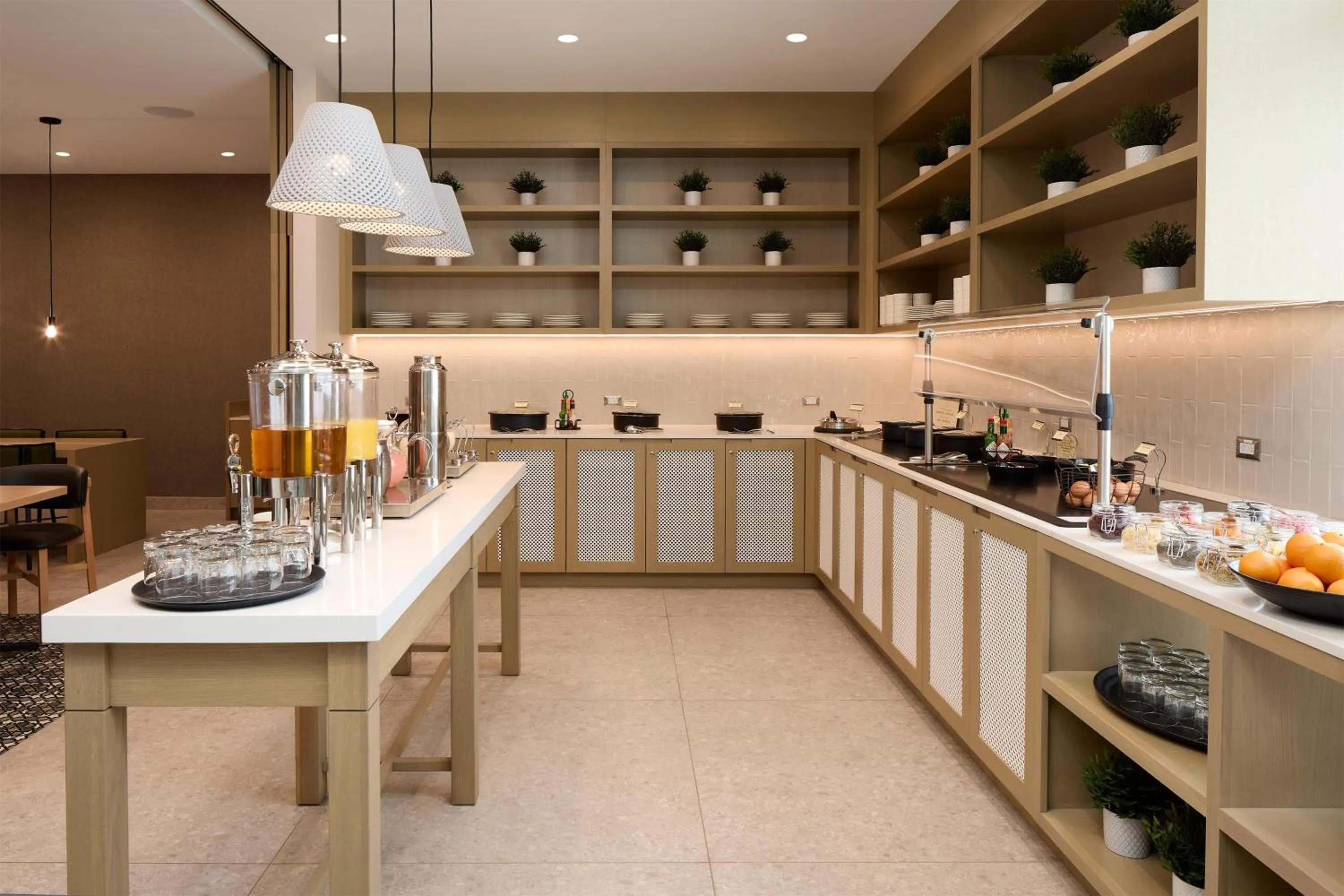 Restaurant/places to eat in Hyatt Place Montreal Airport