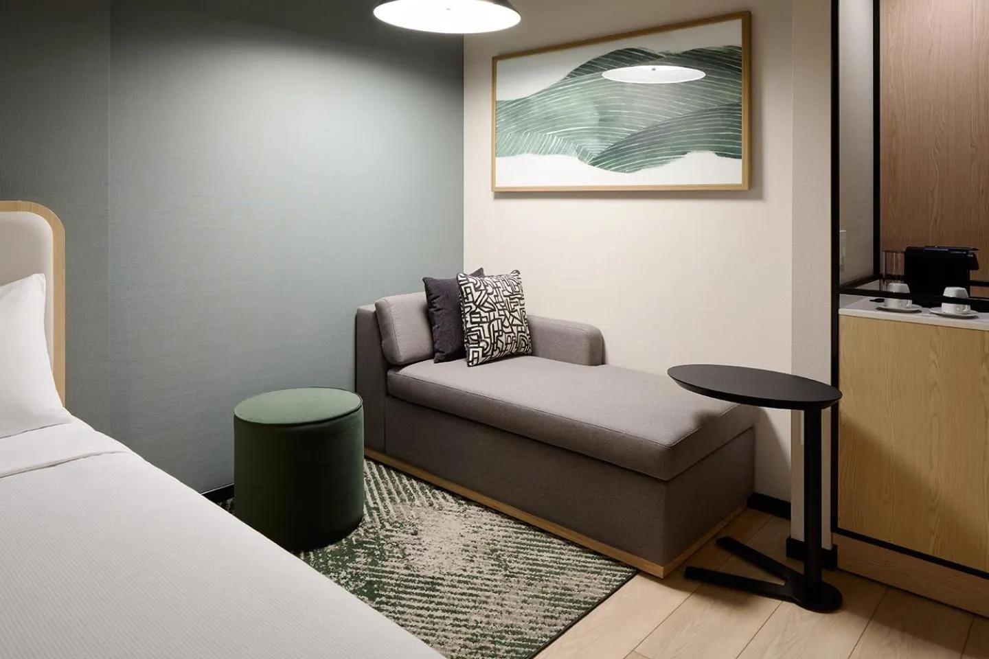 Seating area, Bed in Hyatt Place Montreal Airport