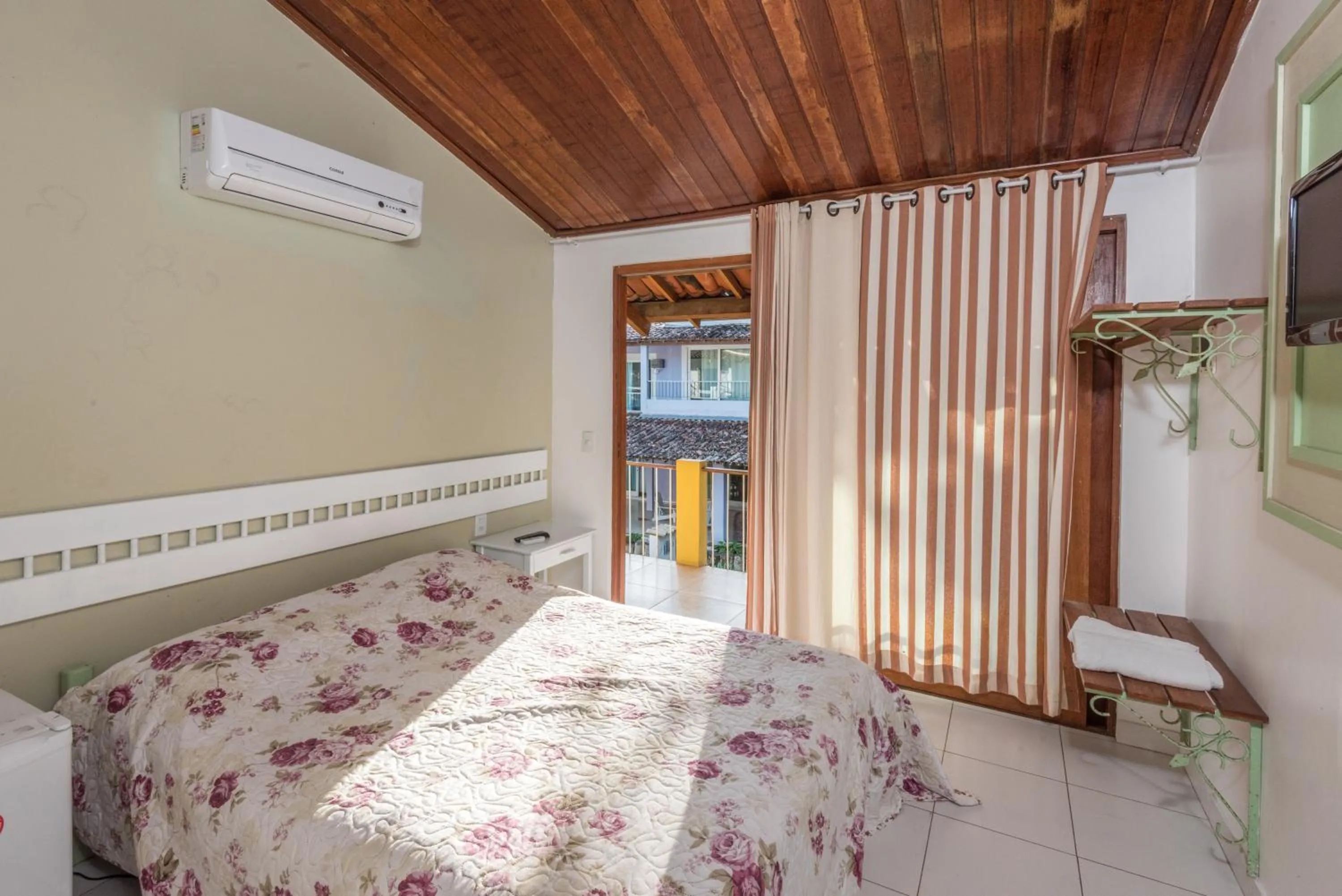 Photo of the whole room, Bed in Hotel Mundaí Praia Camping e Est para Mh