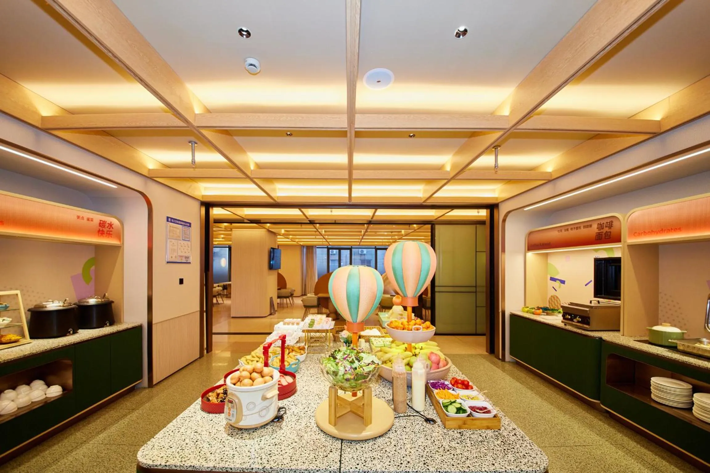 Restaurant/places to eat in Orange Hotel Shanghai Hongkou Football Stadium Branch