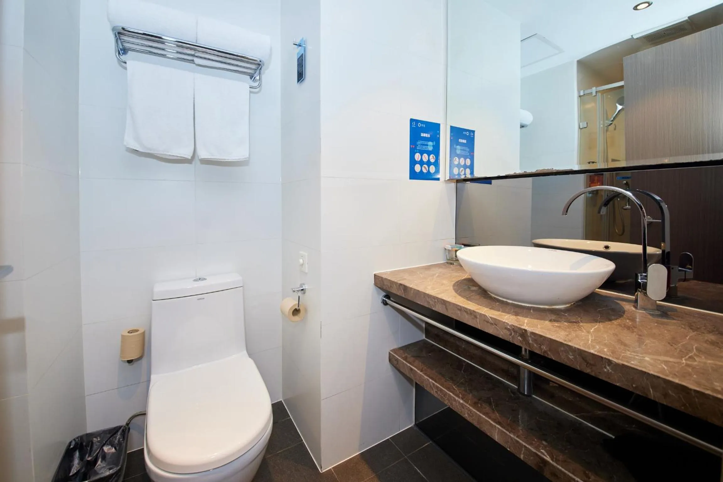 Toilet in Orange Hotel Shanghai Hongkou Football Stadium Branch