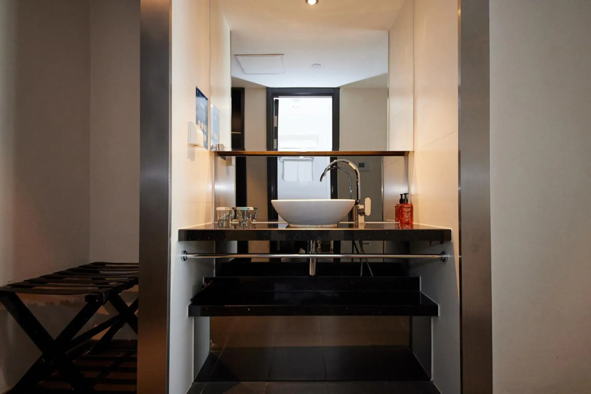 Photo of the whole room in Orange Hotel Shanghai Hongkou Football Stadium Branch Photo of the whole room in Orange Hotel Shanghai Hongkou Football Stadium Branch